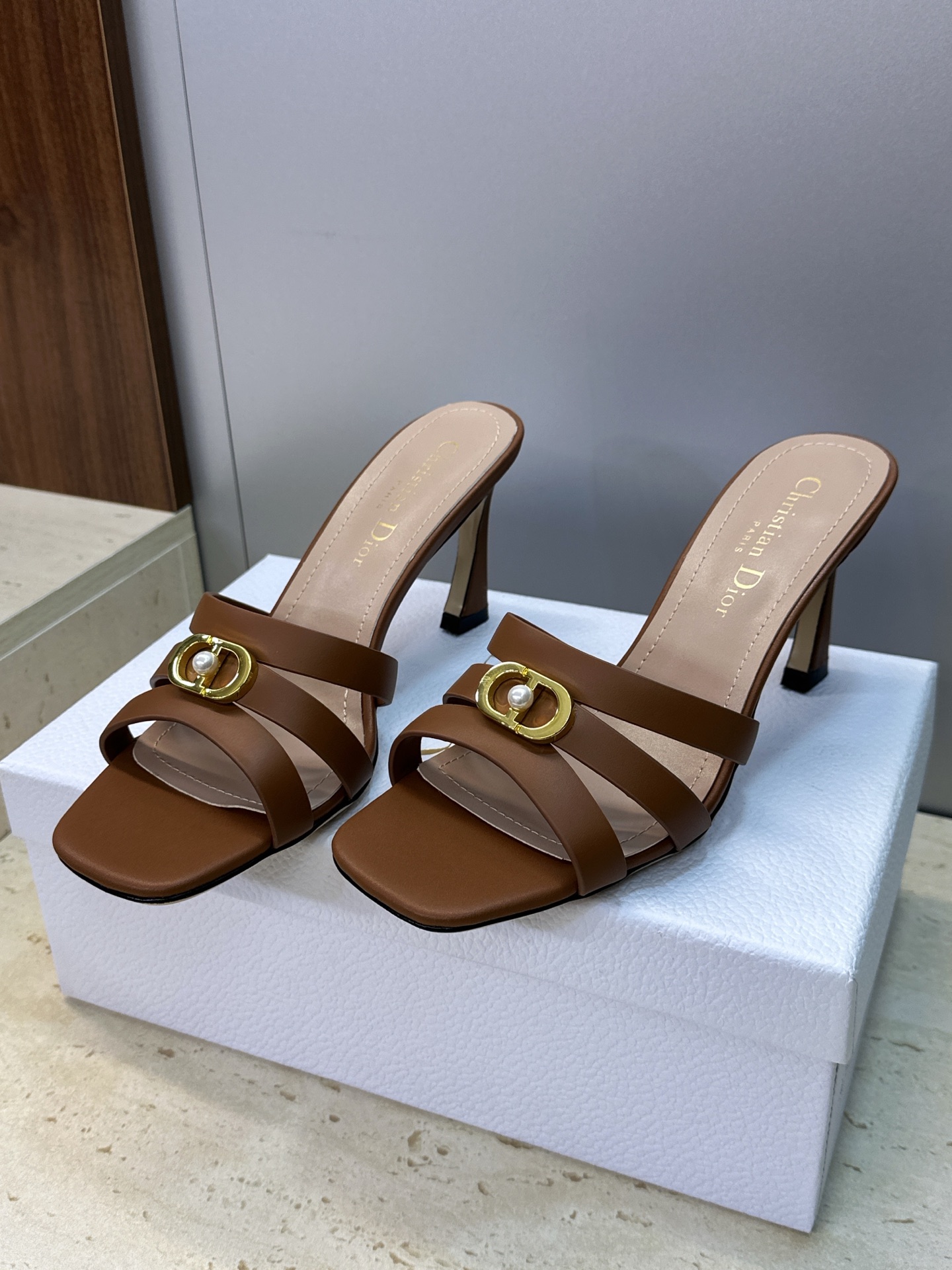 디올(DIOR) 젤리 크로스 스트랩 힐 신발