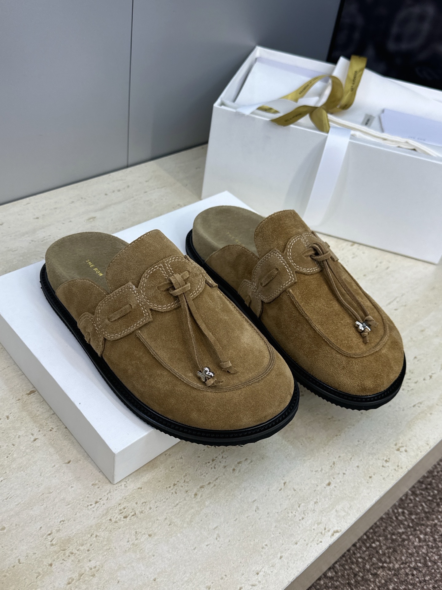 더 로우(The Row) 리본 태슬 뮬 샌들 신발