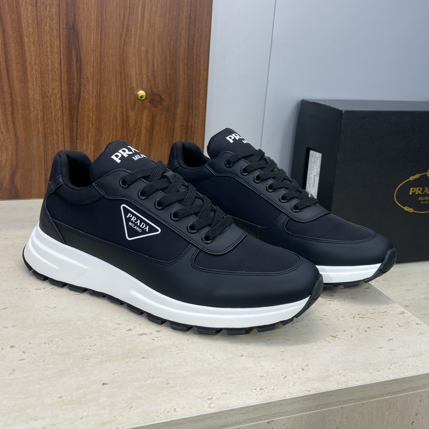 프라다(PRADA) 클래식 러닝 스니커즈 신발