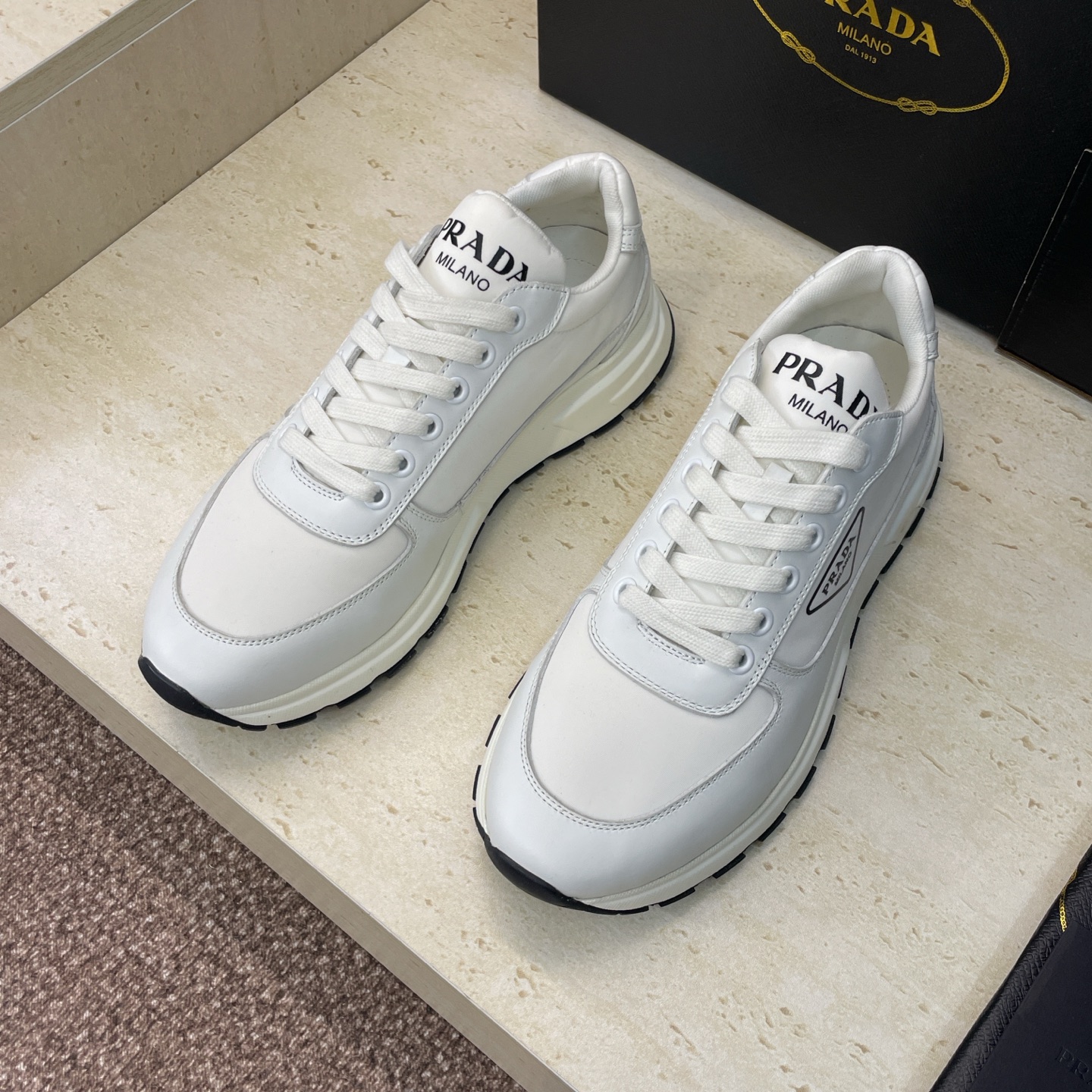 프라다(PRADA) 클래식 러닝 스니커즈 신발