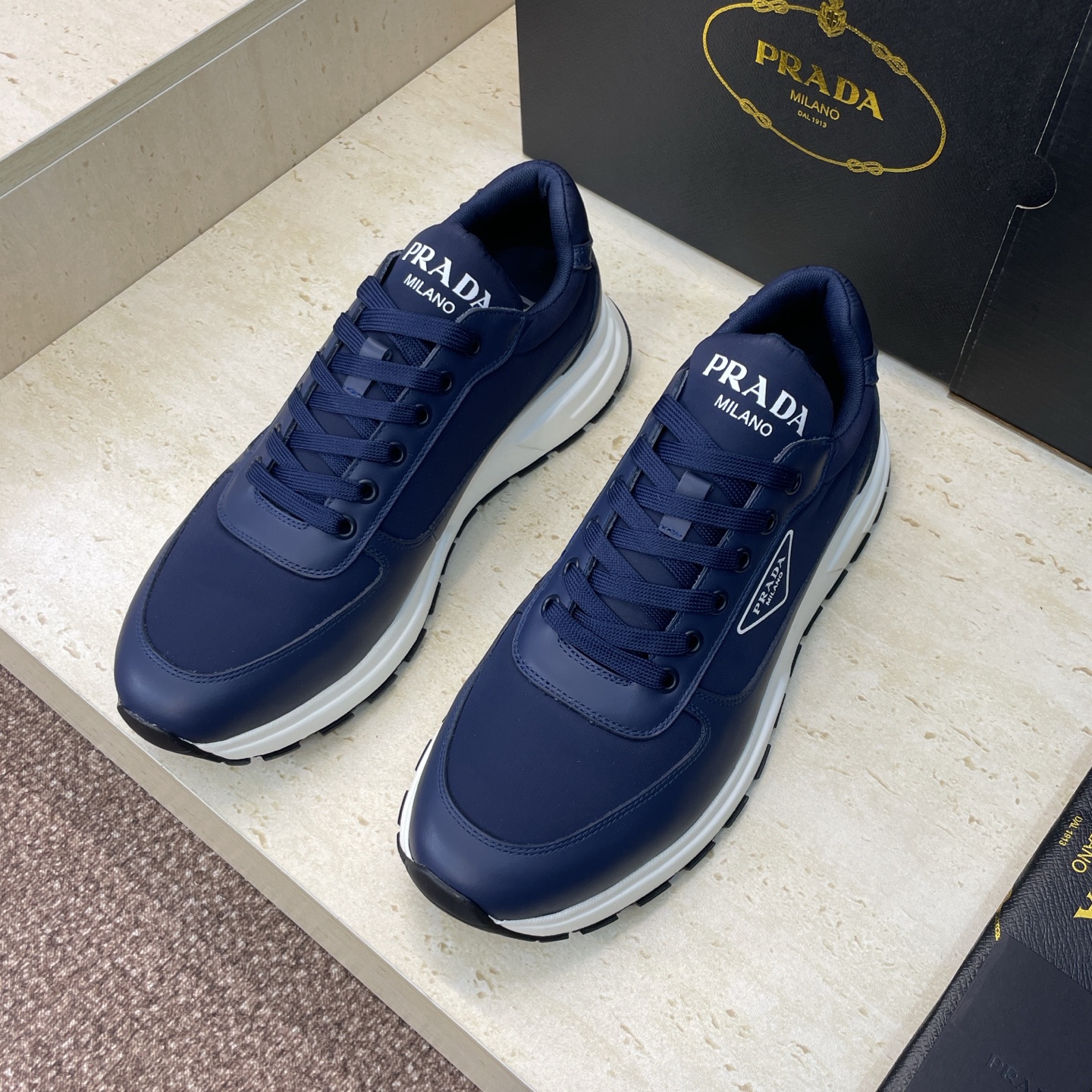 프라다(PRADA) 클래식 러닝 스니커즈 신발