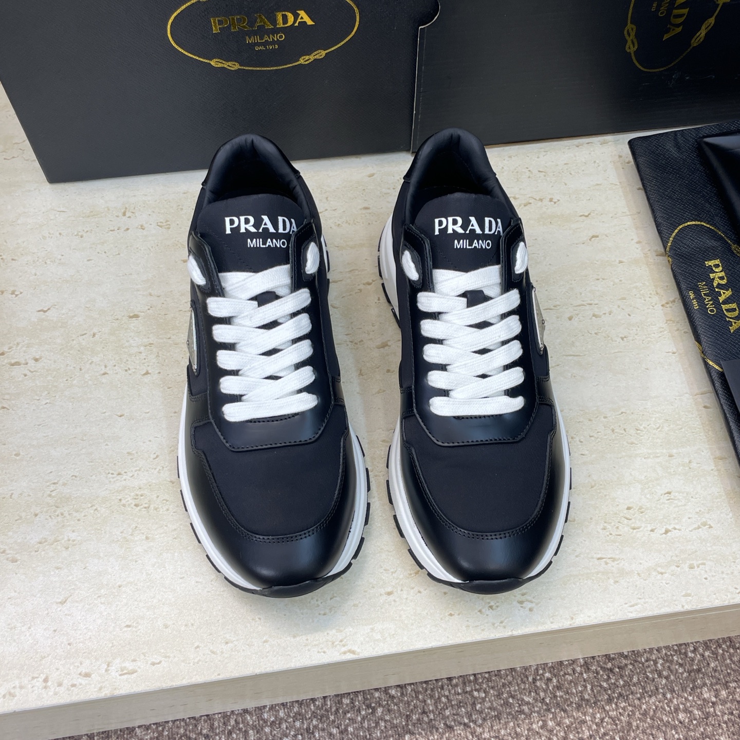 프라다(PRADA) 클래식 러닝 스니커즈 신발