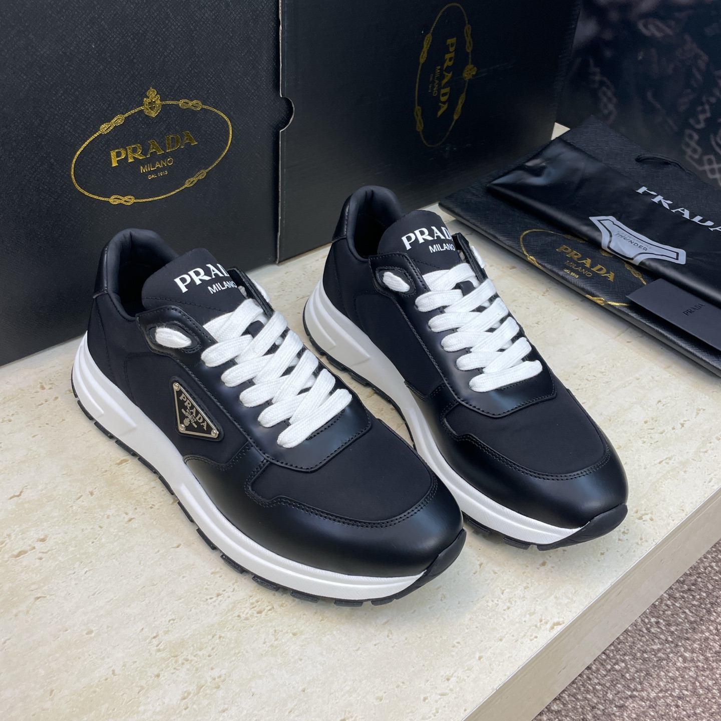 프라다(PRADA) 클래식 러닝 스니커즈 신발