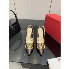 발렌티노(VALENTINO) 신상 리본 스트랩 펌프스 신발