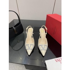 발렌티노(VALENTINO) 신상 리본 스트랩 펌프스 신발
