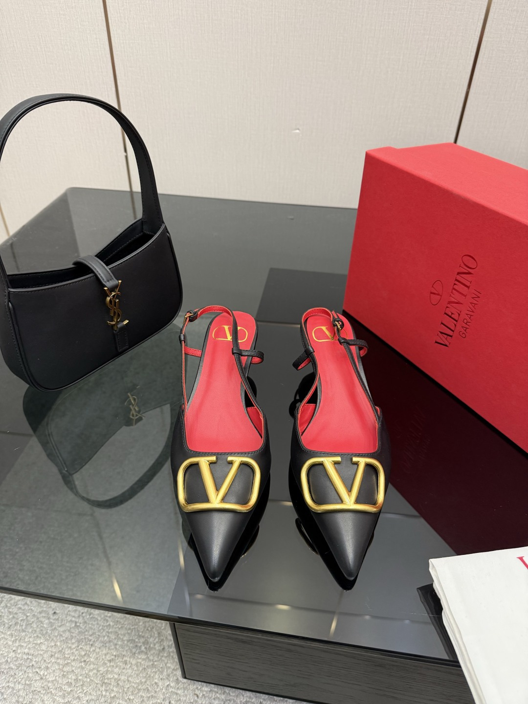 발렌티노(VALENTINO) 신상 리본 스트랩 로우힐 신발