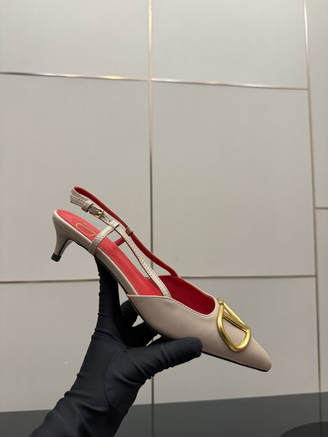 발렌티노(VALENTINO) 신상 리본 스트랩 로우힐 신발