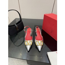 발렌티노(VALENTINO) 신상 리본 스트랩 로우힐 신발