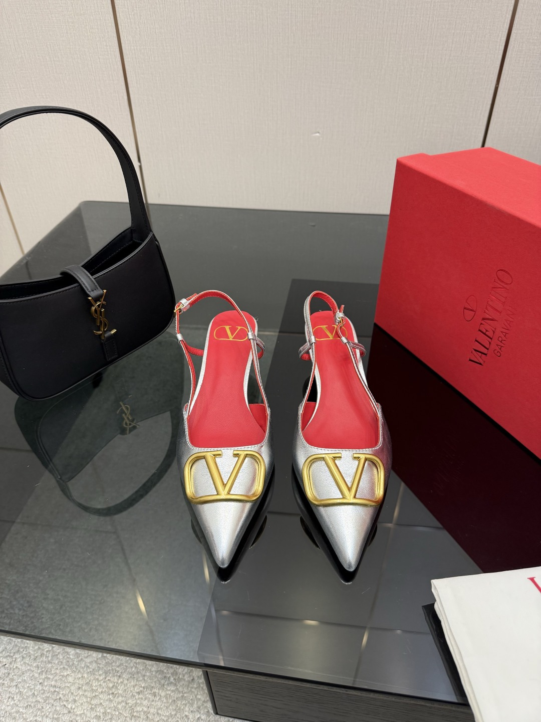 발렌티노(VALENTINO) 신상 리본 스트랩 로우힐 신발