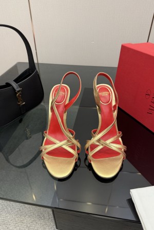 발렌티노(VALENTINO) 클래식 샌들 신발