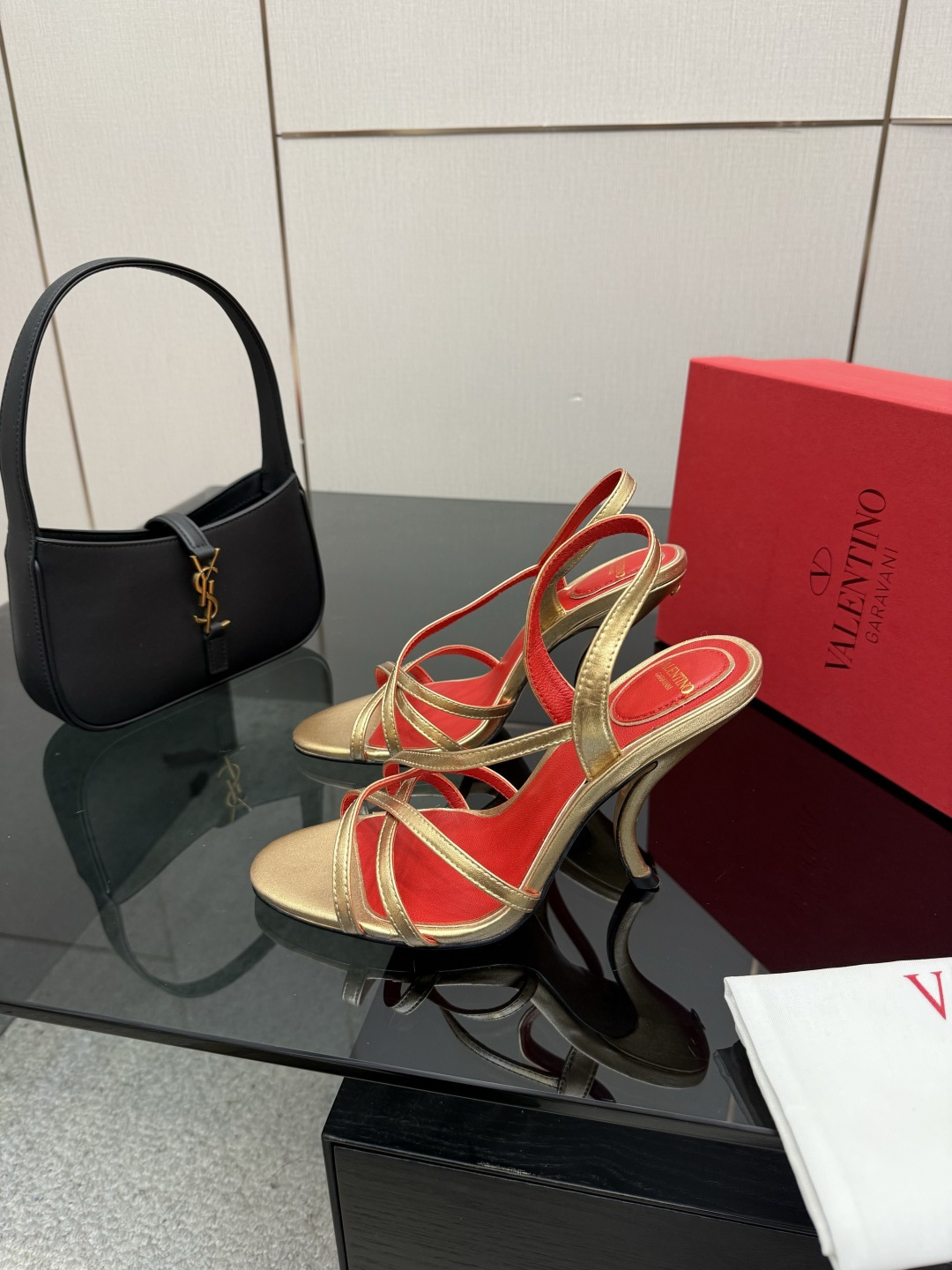 발렌티노(VALENTINO) 클래식 샌들 신발