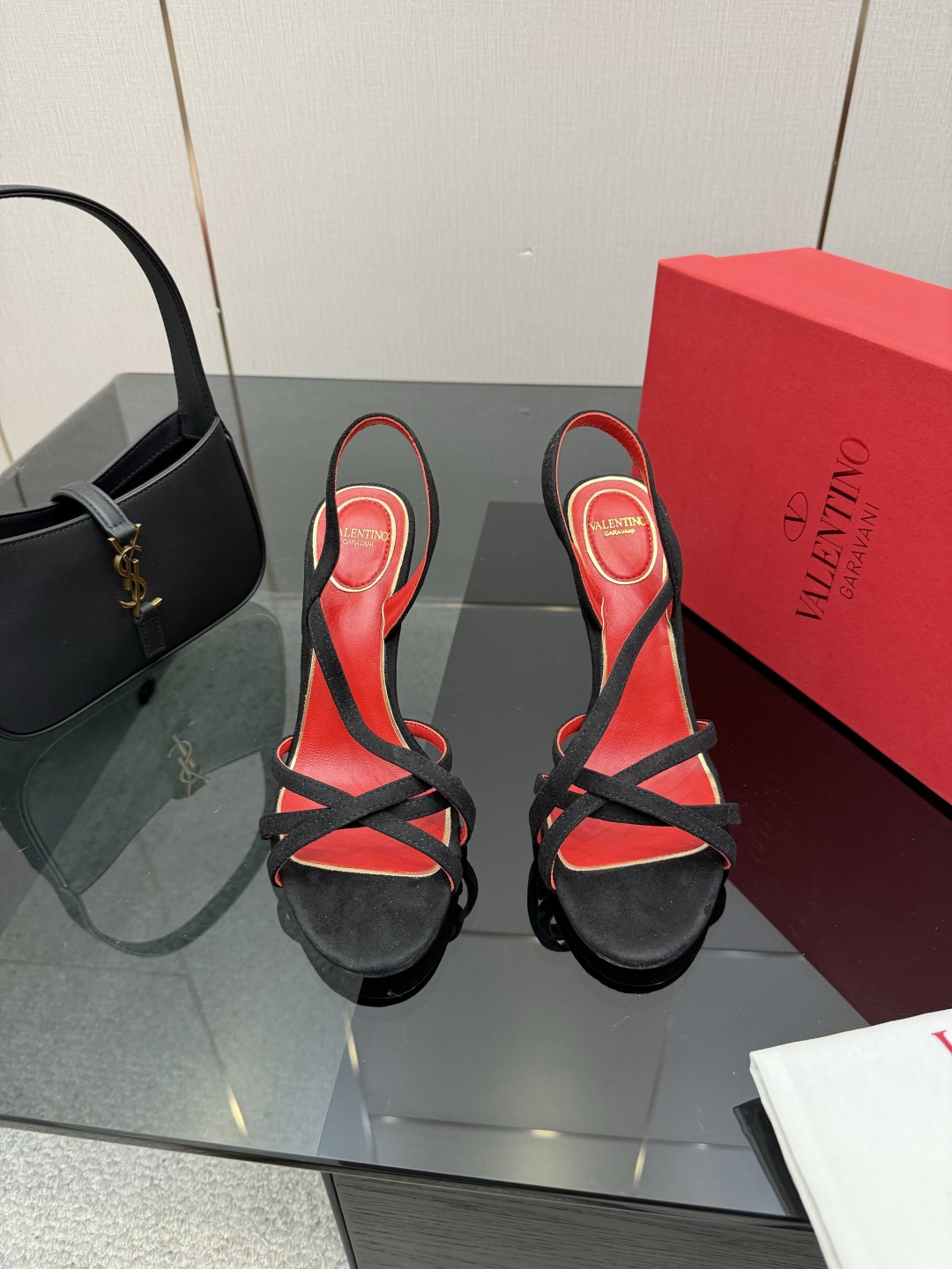 발렌티노(VALENTINO) 클래식 샌들 신발