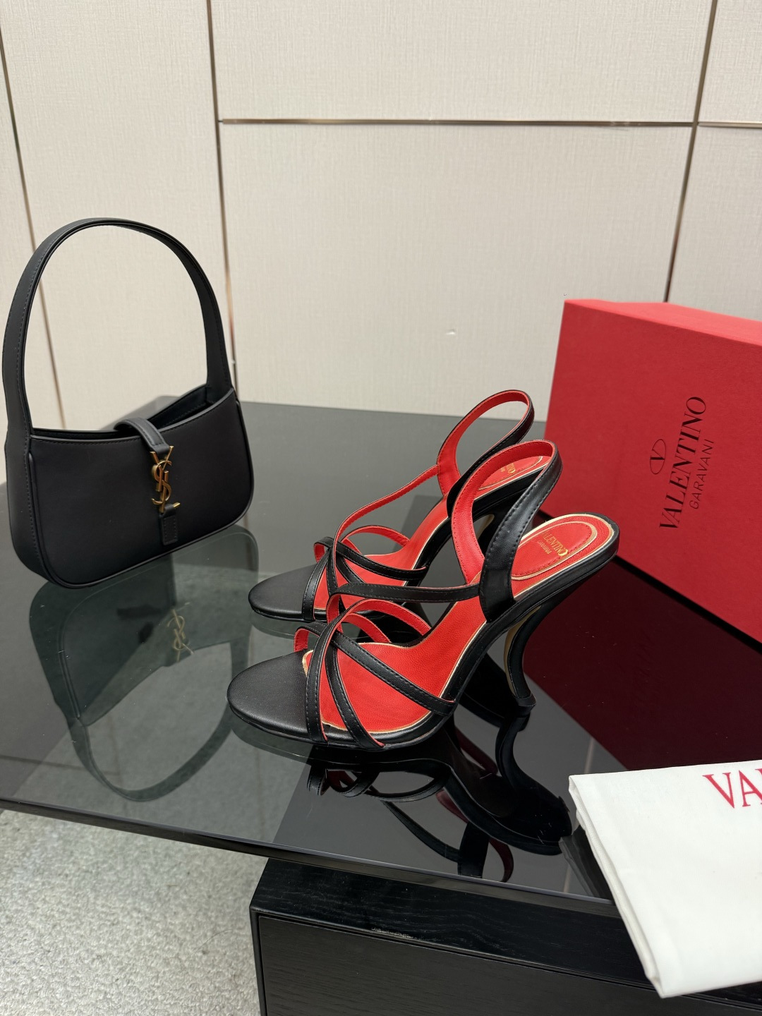 발렌티노(VALENTINO) 클래식 샌들 신발