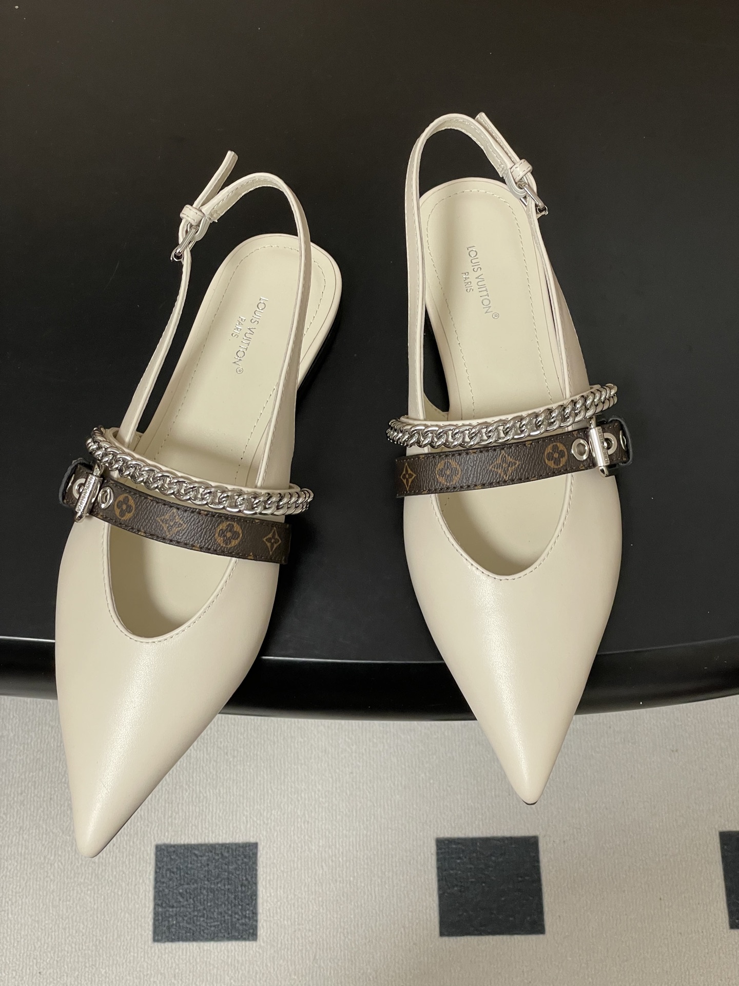 루이비통(LV) 체인 백스트랩 플랫 샌들 신발