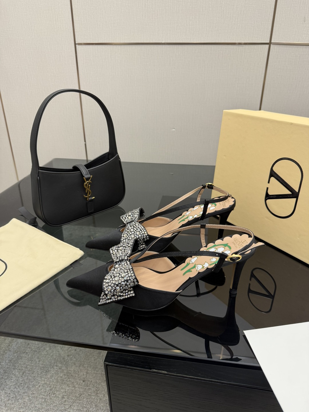 [Valentino] 26SS 발렌티노 핫픽스 리본 실크 펌프스 힐 구두 신발