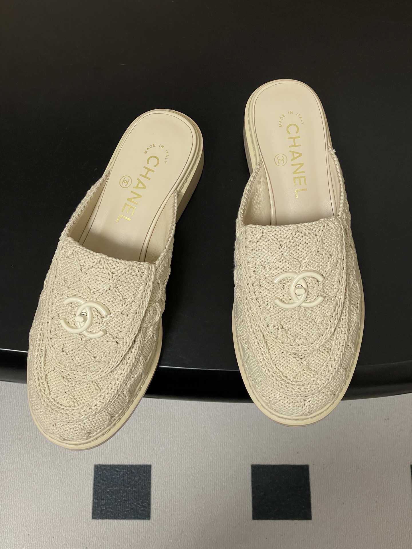 샤넬(CHANEL) 더블C 니트 자수 뮬 슬리퍼