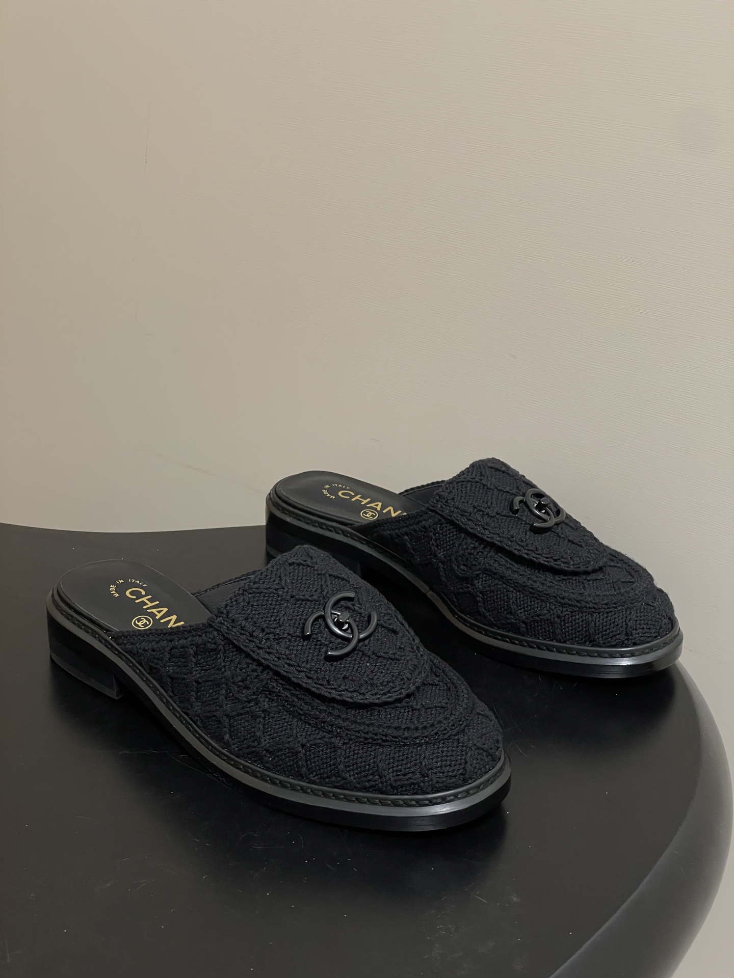 샤넬(CHANEL) 더블C 니트 자수 뮬 슬리퍼