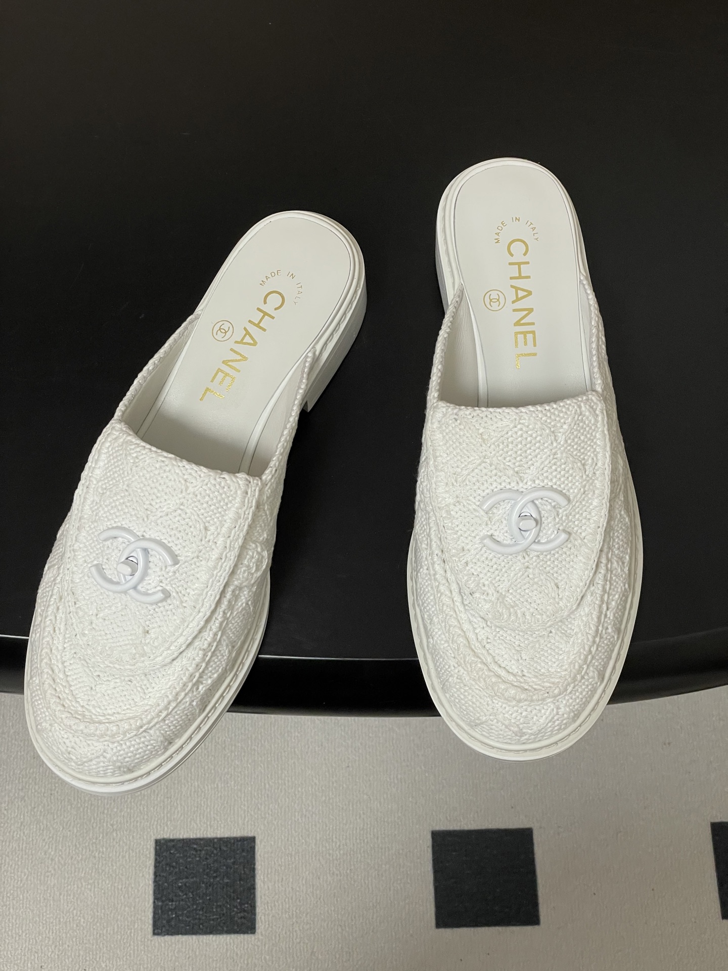샤넬(CHANEL) 더블C 니트 자수 뮬 슬리퍼