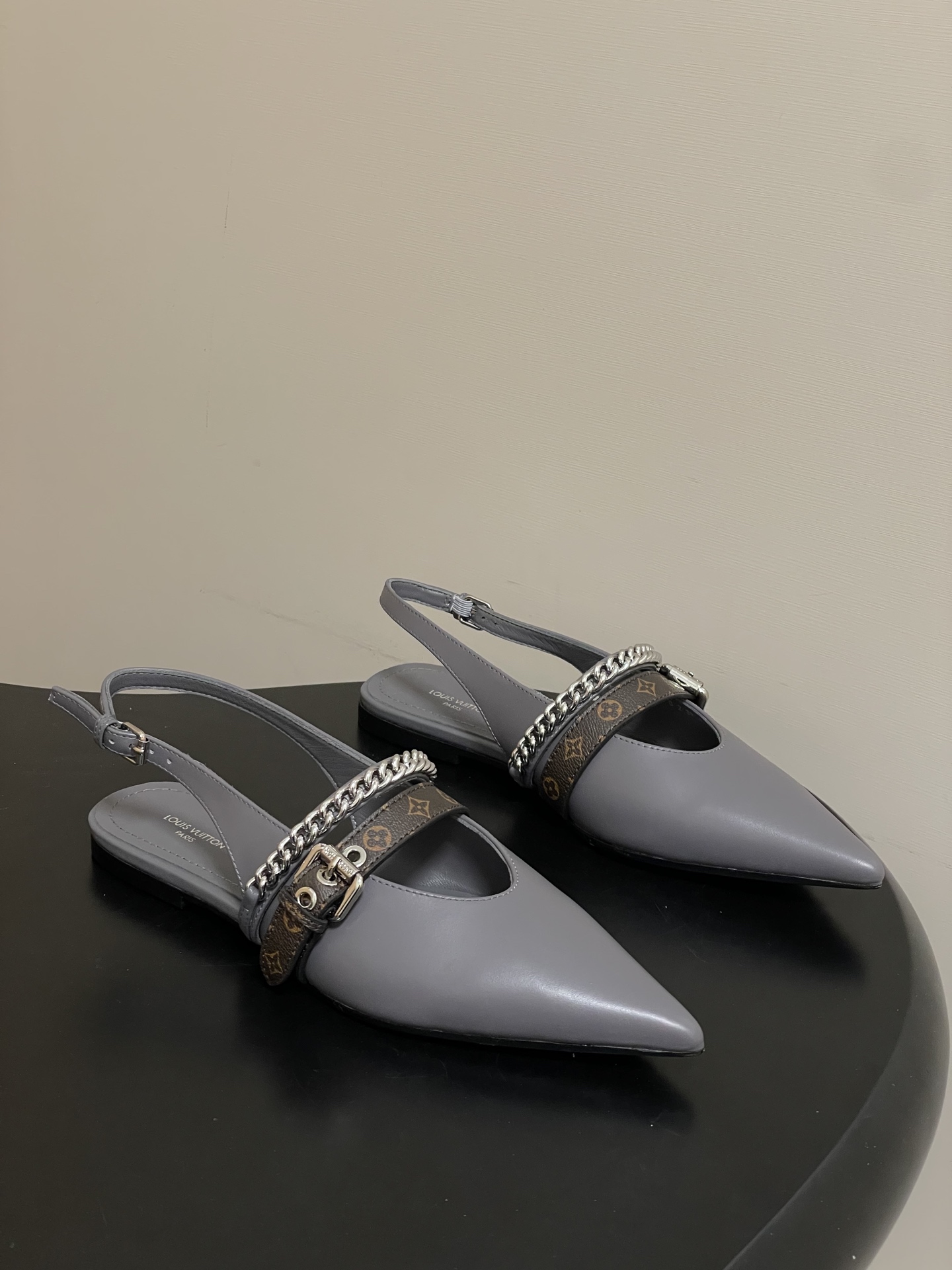 루이비통(LV) 체인 백스트랩 플랫 샌들 신발