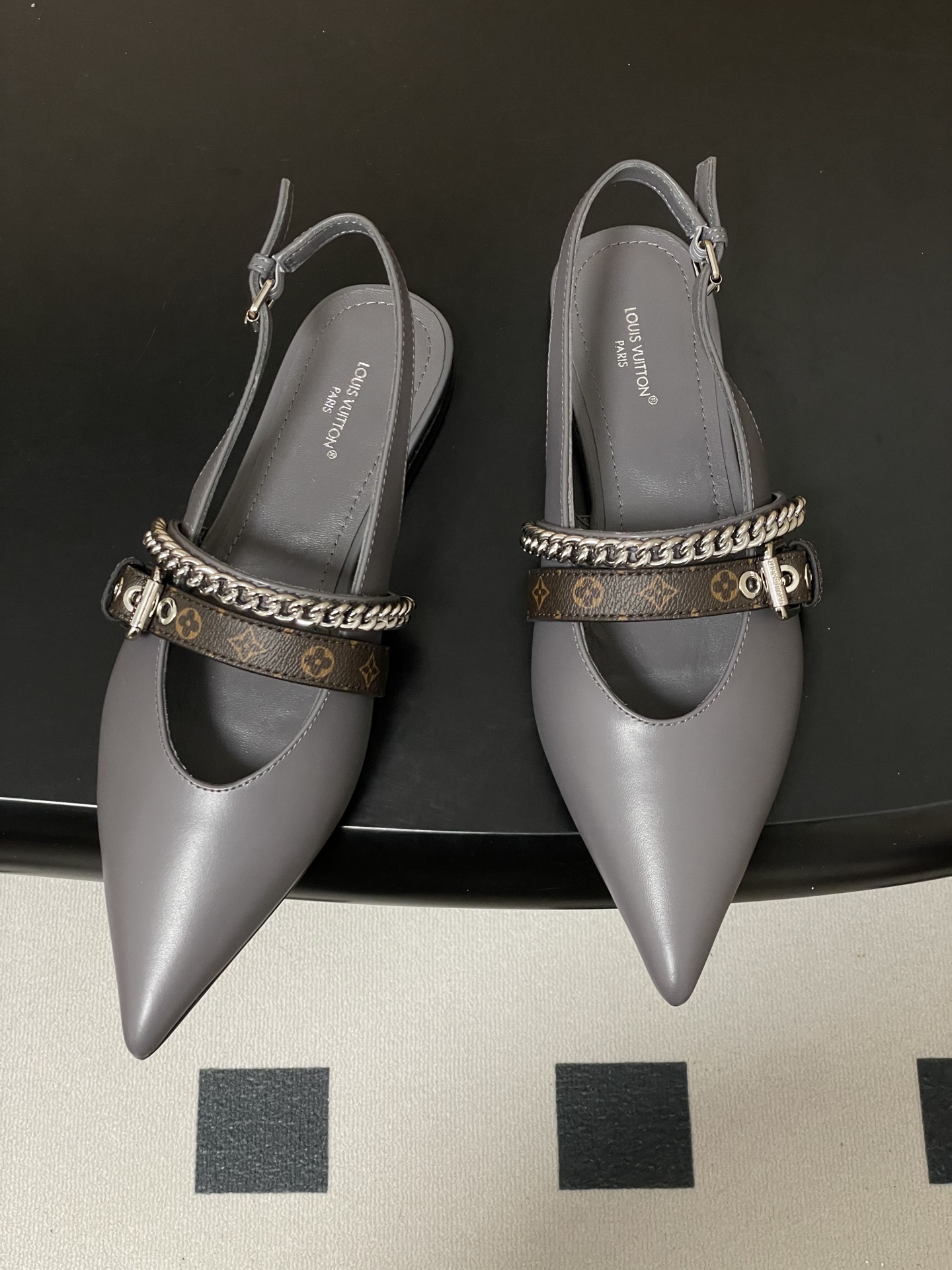 루이비통(LV) 체인 백스트랩 플랫 샌들 신발