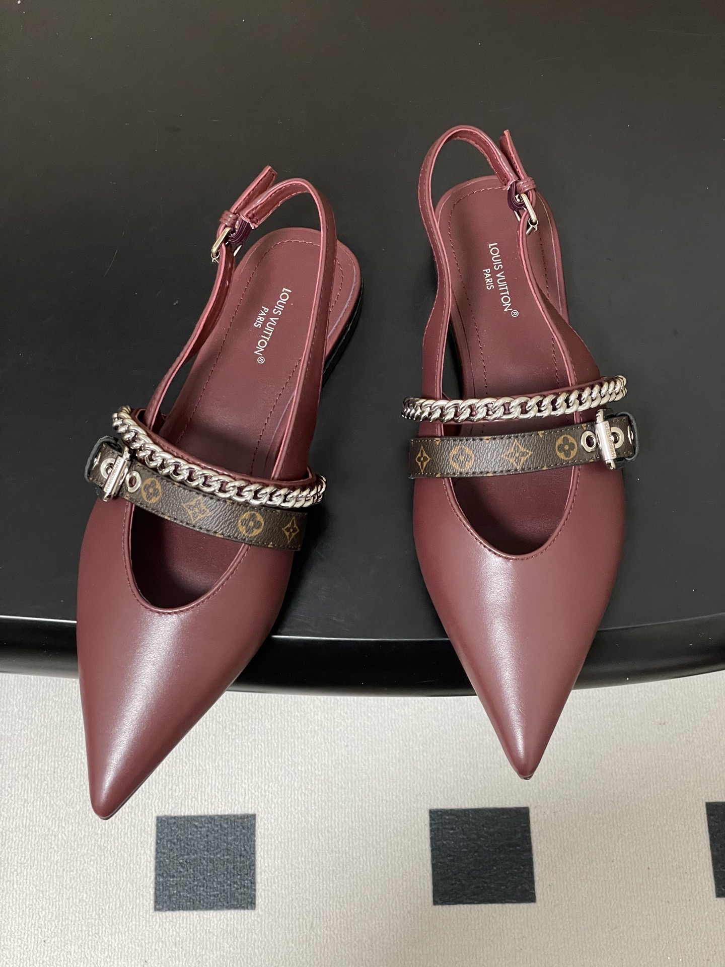 루이비통(LV) 체인 백스트랩 플랫 샌들 신발