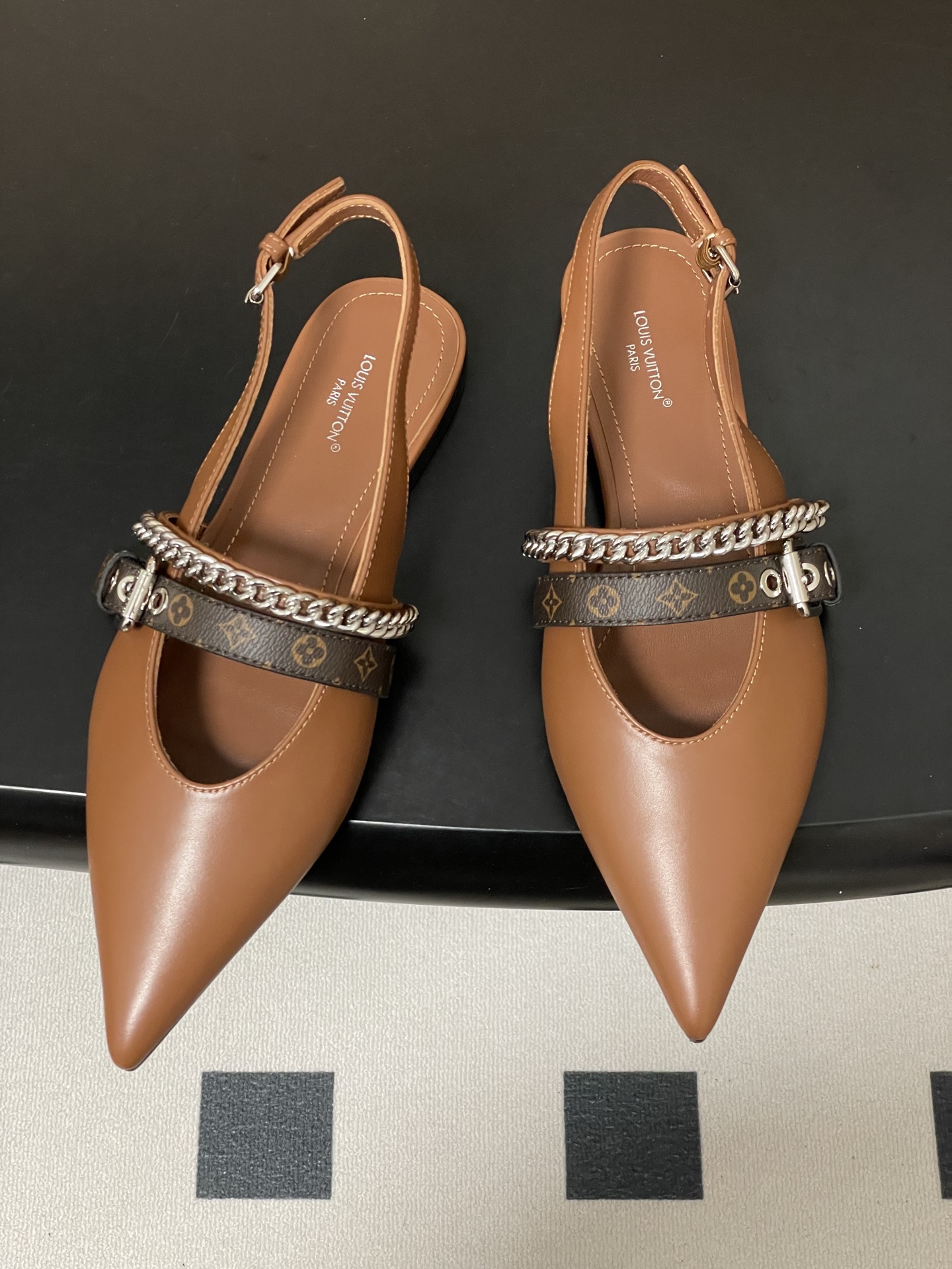 루이비통(LV) 체인 백스트랩 플랫 샌들 신발