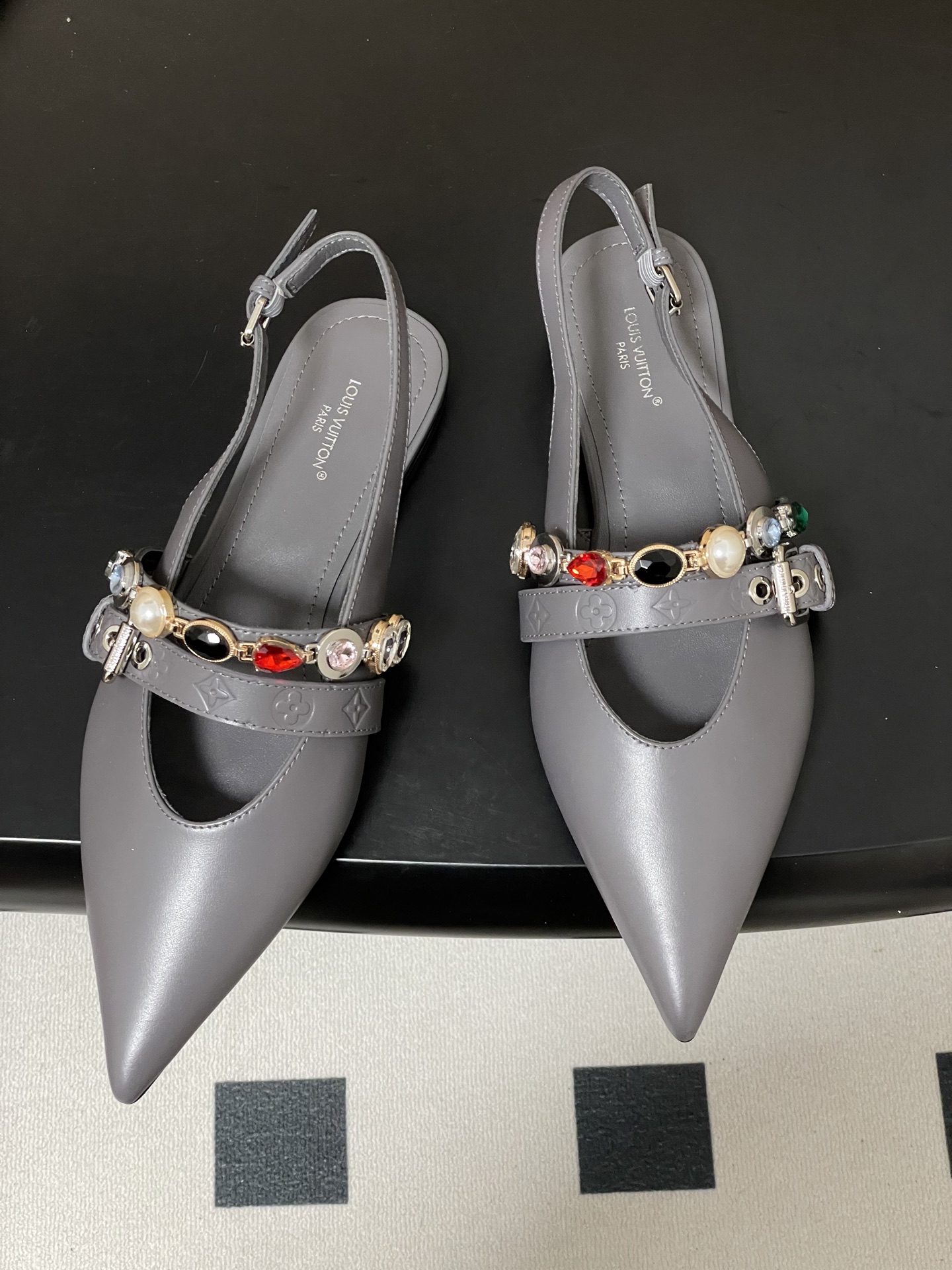 루이비통(LV)  주얼 체인 백스트랩 플랫 샌들 신발