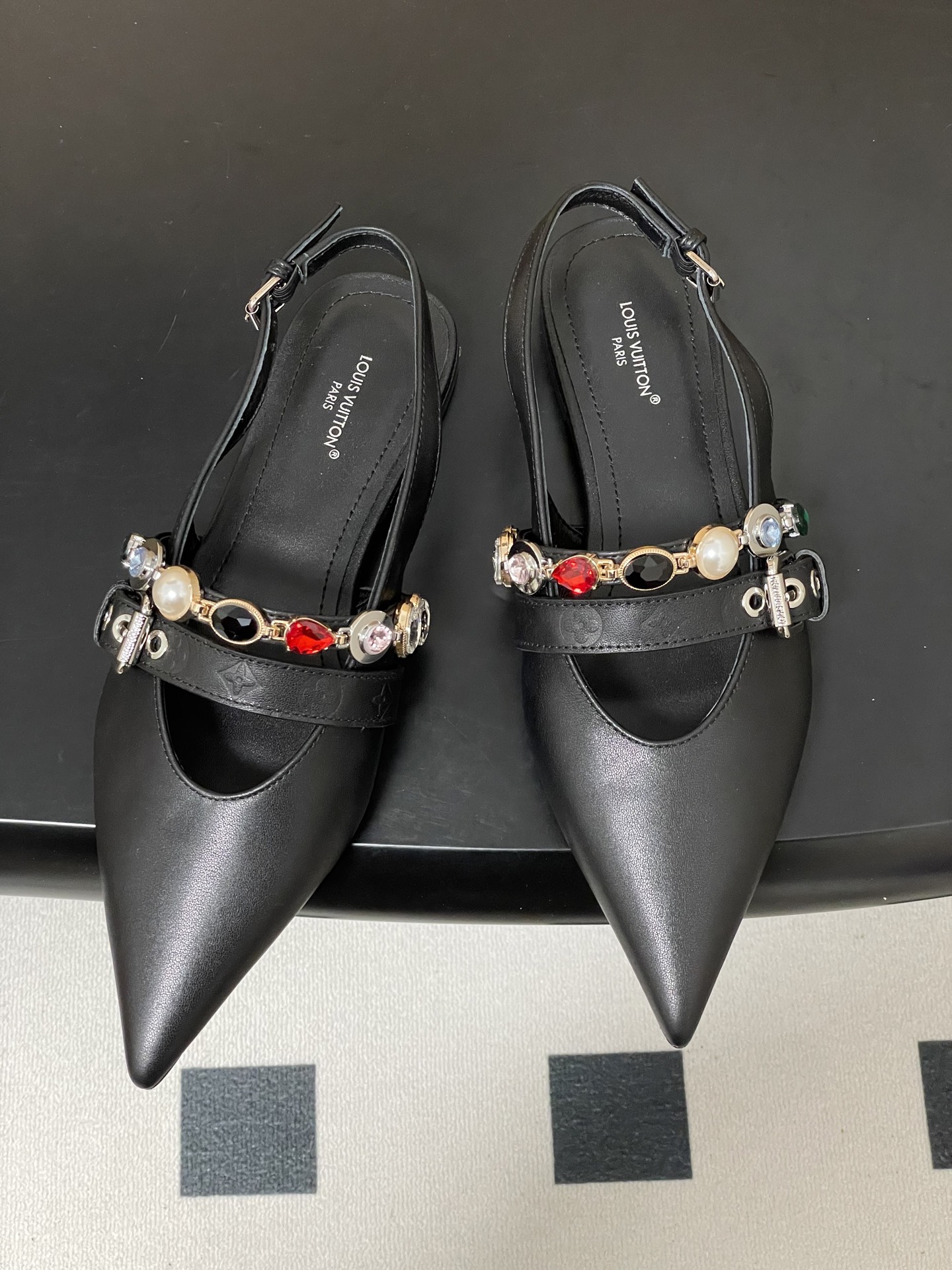 루이비통(LV)  주얼 체인 백스트랩 플랫 샌들 신발