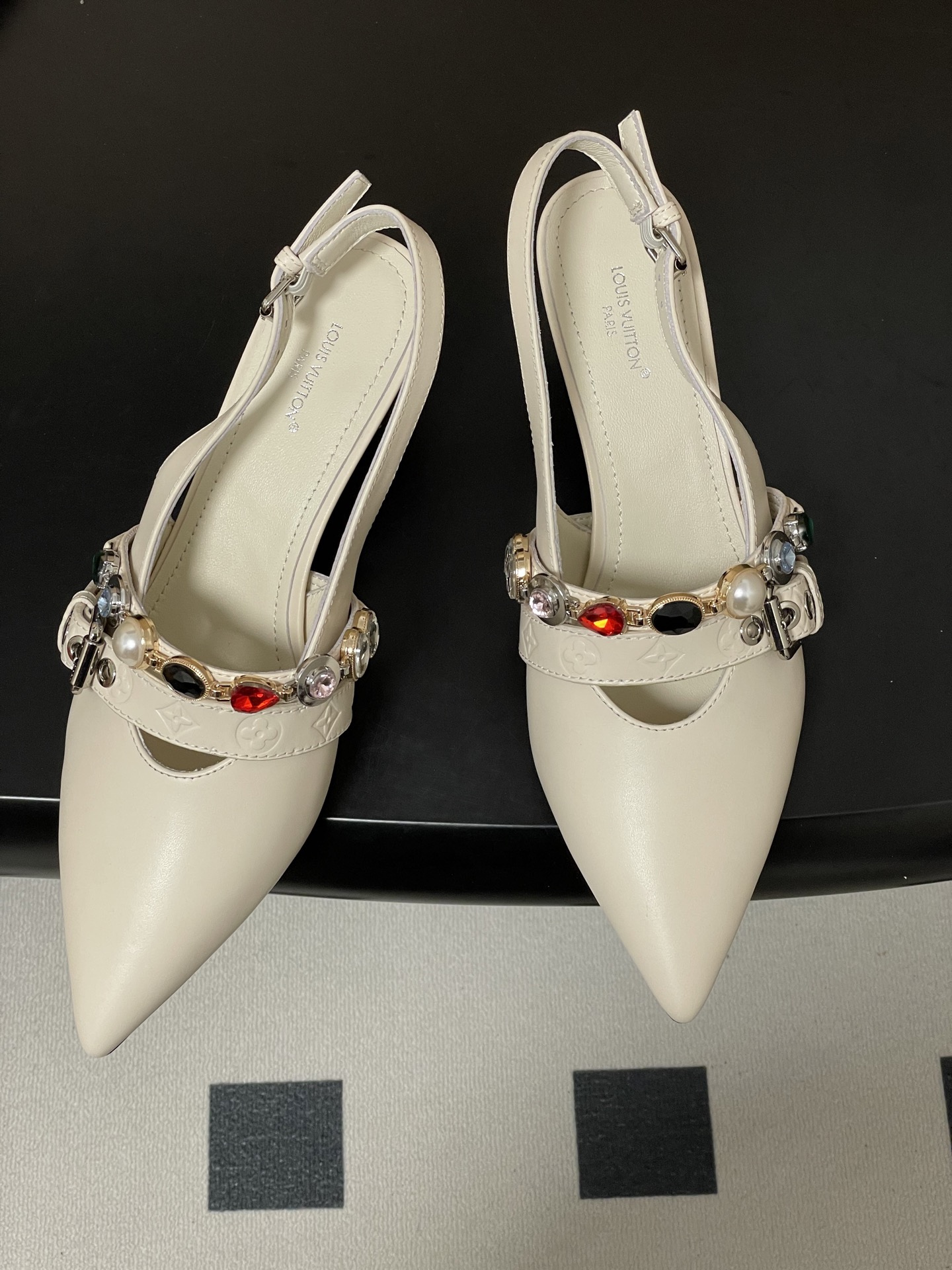 루이비통(LV)  주얼 체인 백스트랩 미들힐 샌들 신발