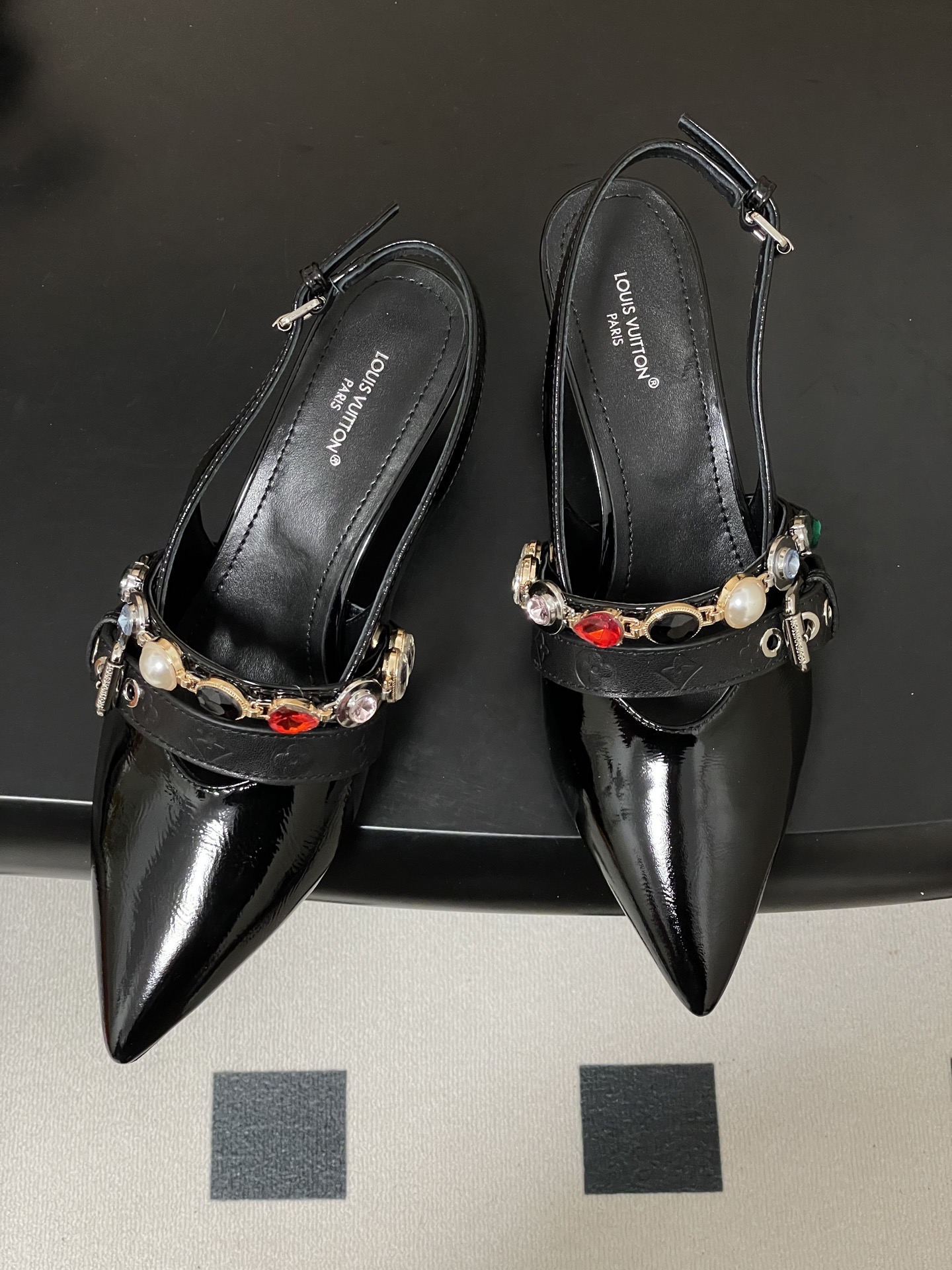 루이비통(LV)  주얼 체인 백스트랩 미들힐 샌들 신발