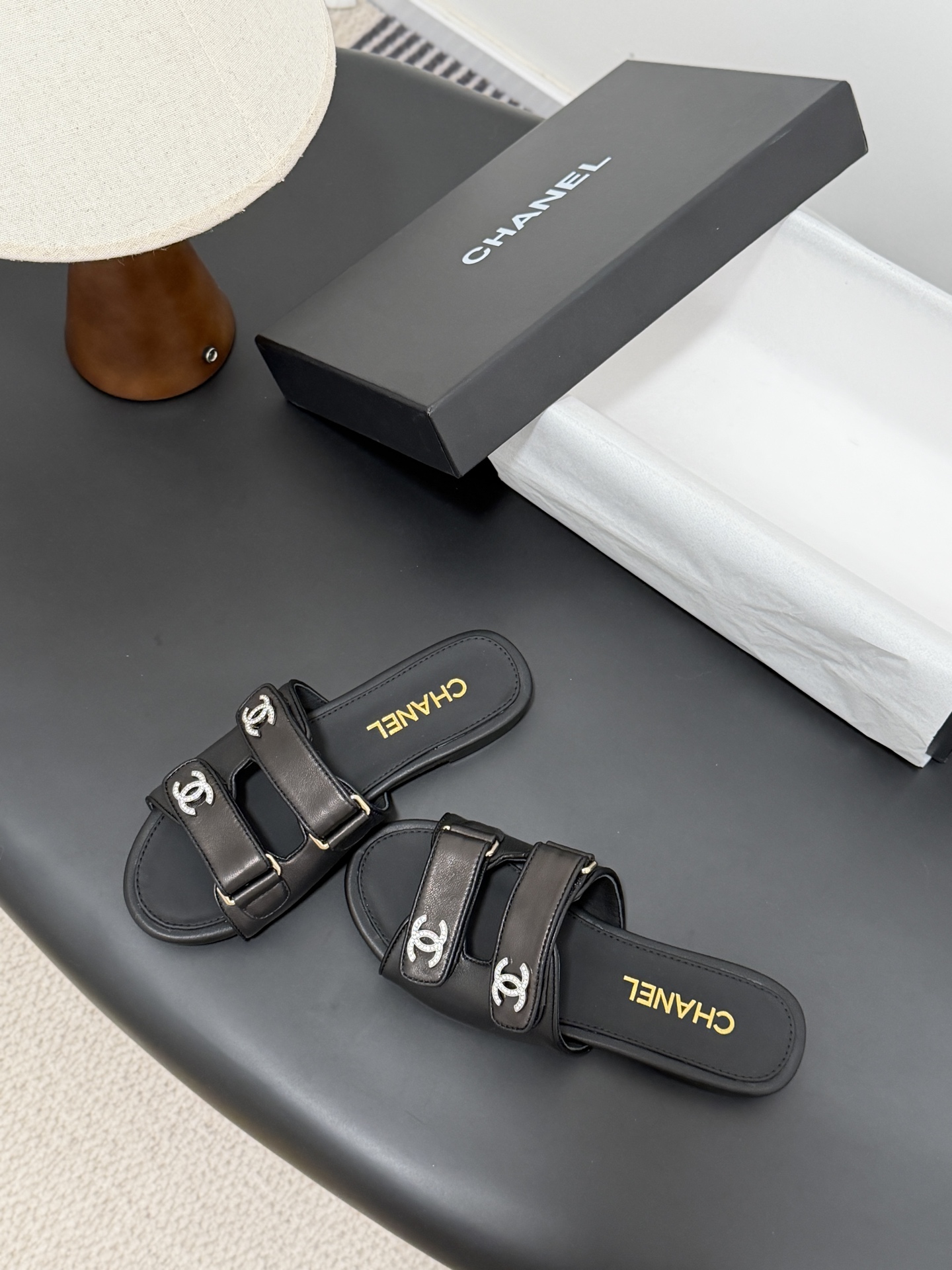 샤넬(CHANEL) 클래식 더블 C 로고 슬리퍼 신발
