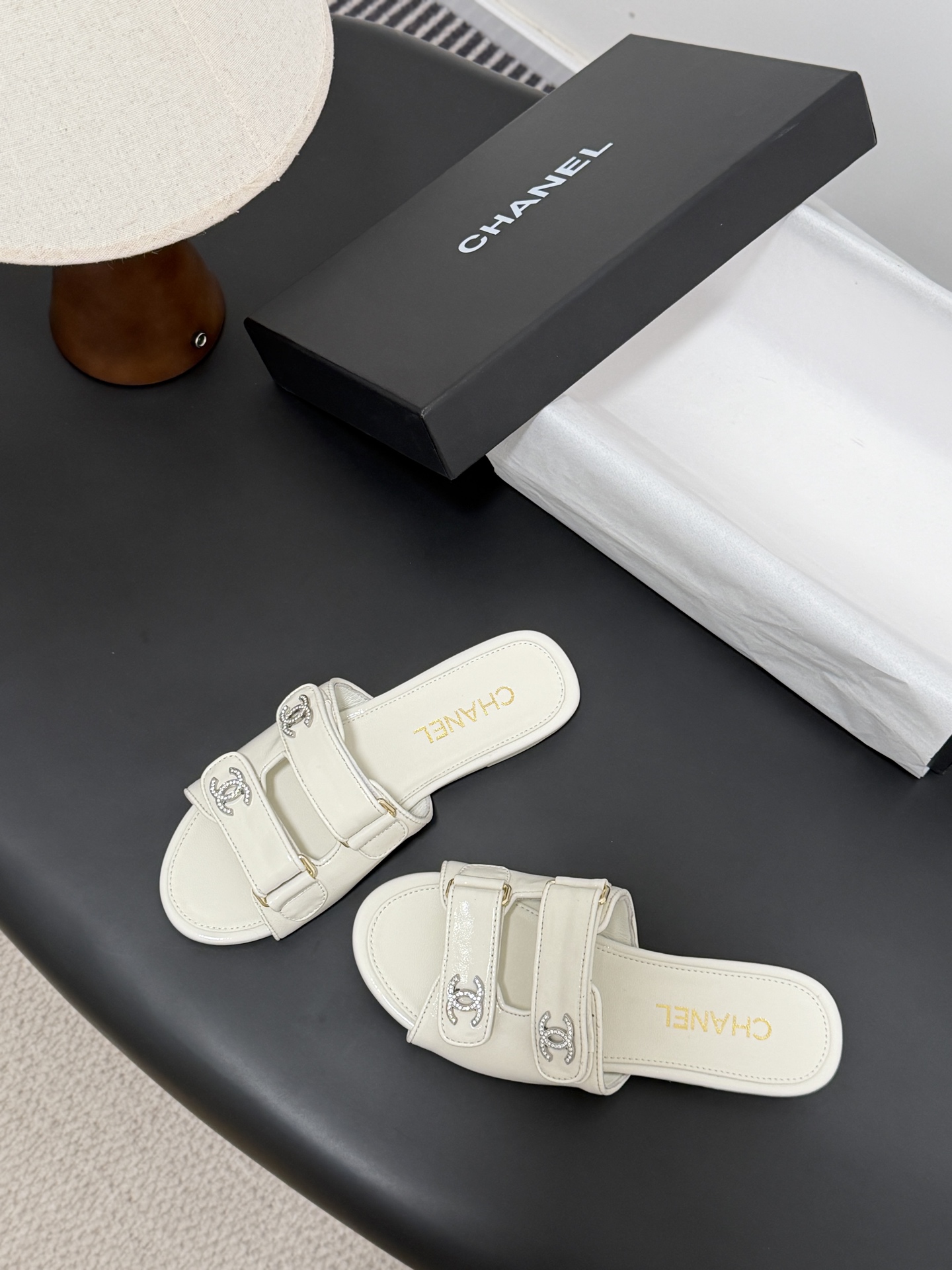 샤넬(CHANEL) 클래식 더블 C 로고 슬리퍼 신발