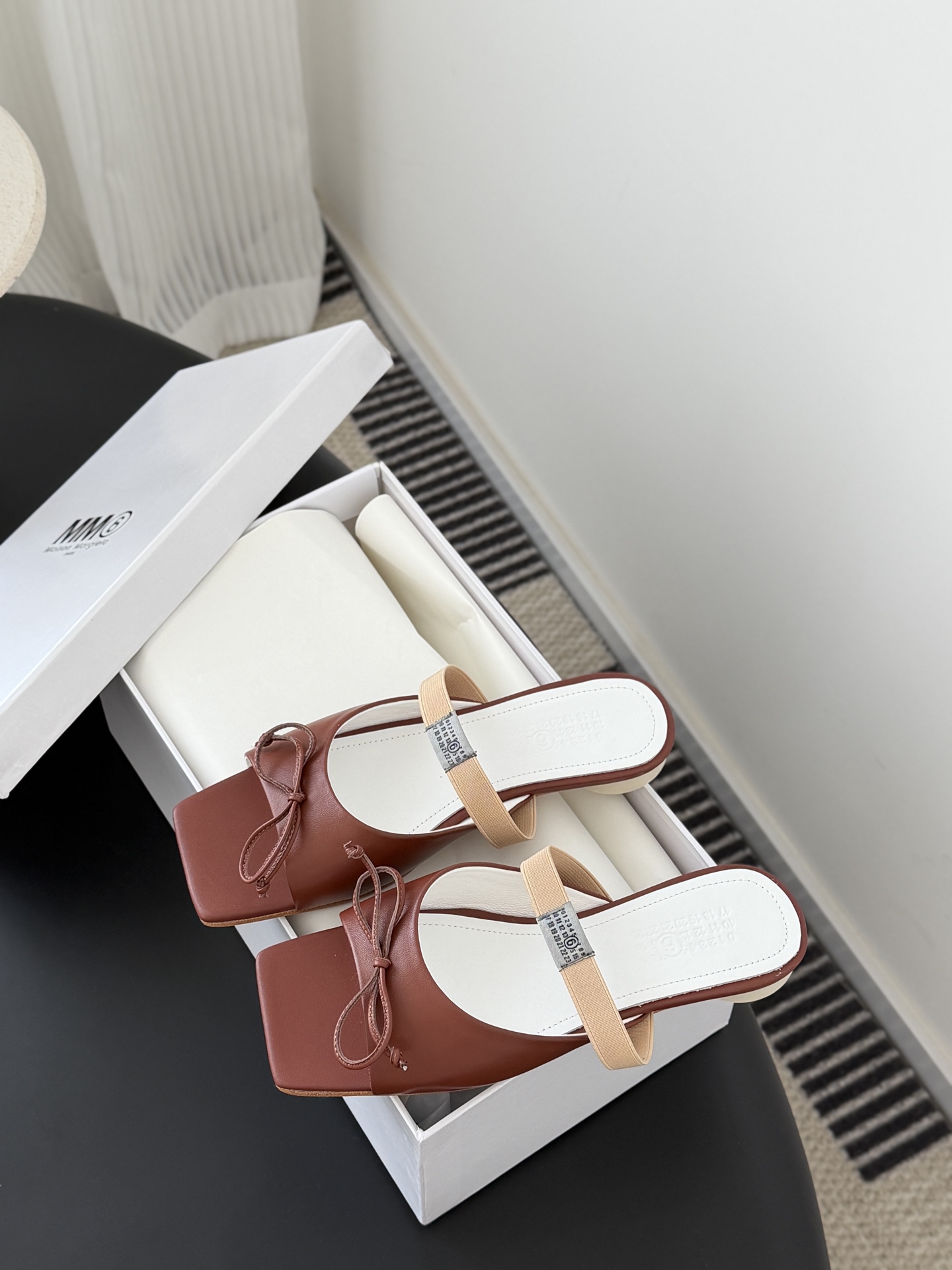 메종 마르지엘라(Maison Margiela) 스퀘어토 리본 뮬 슬리퍼 신발
