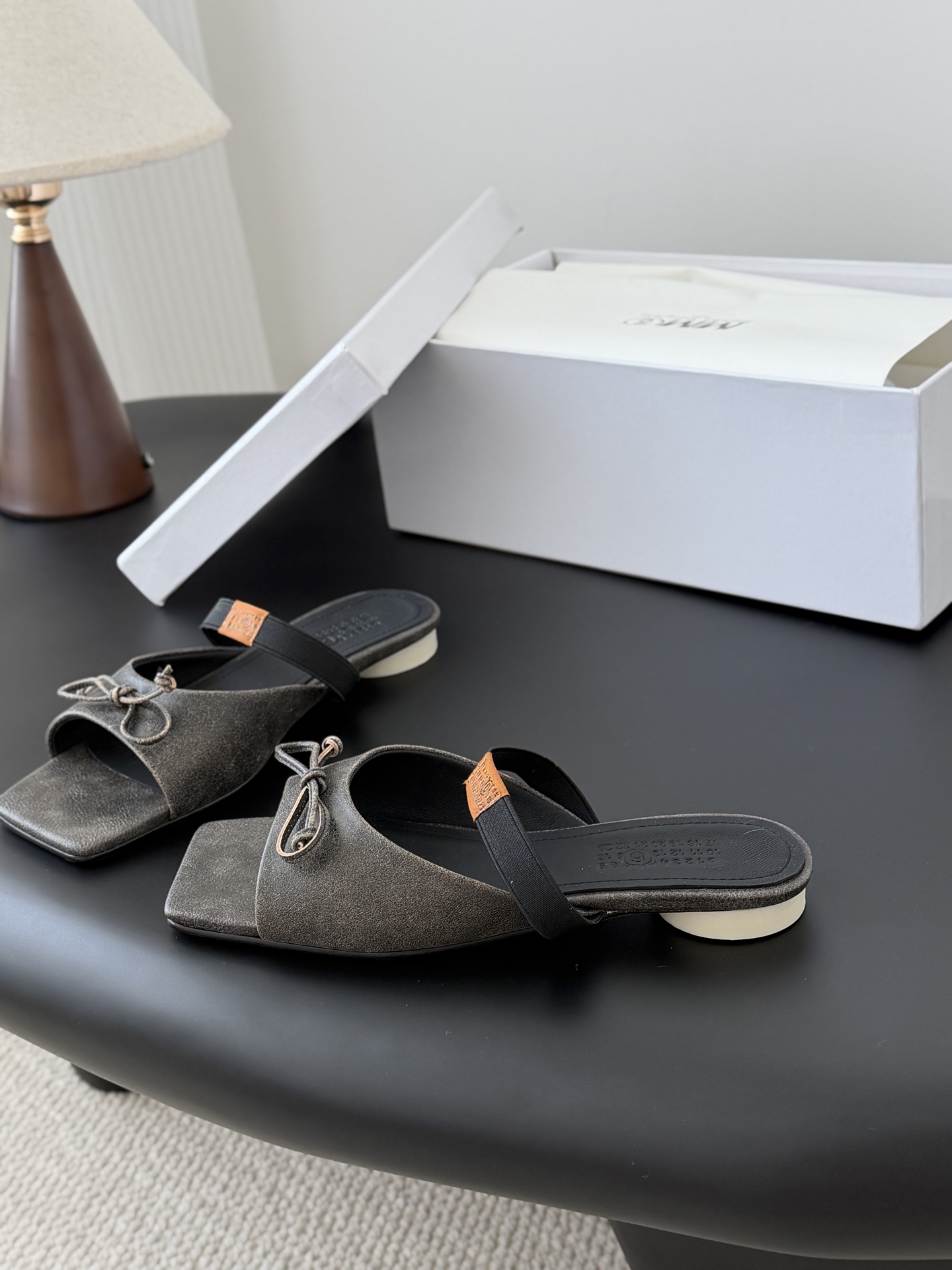 메종 마르지엘라(Maison Margiela) 스퀘어토 리본 뮬 슬리퍼 신발