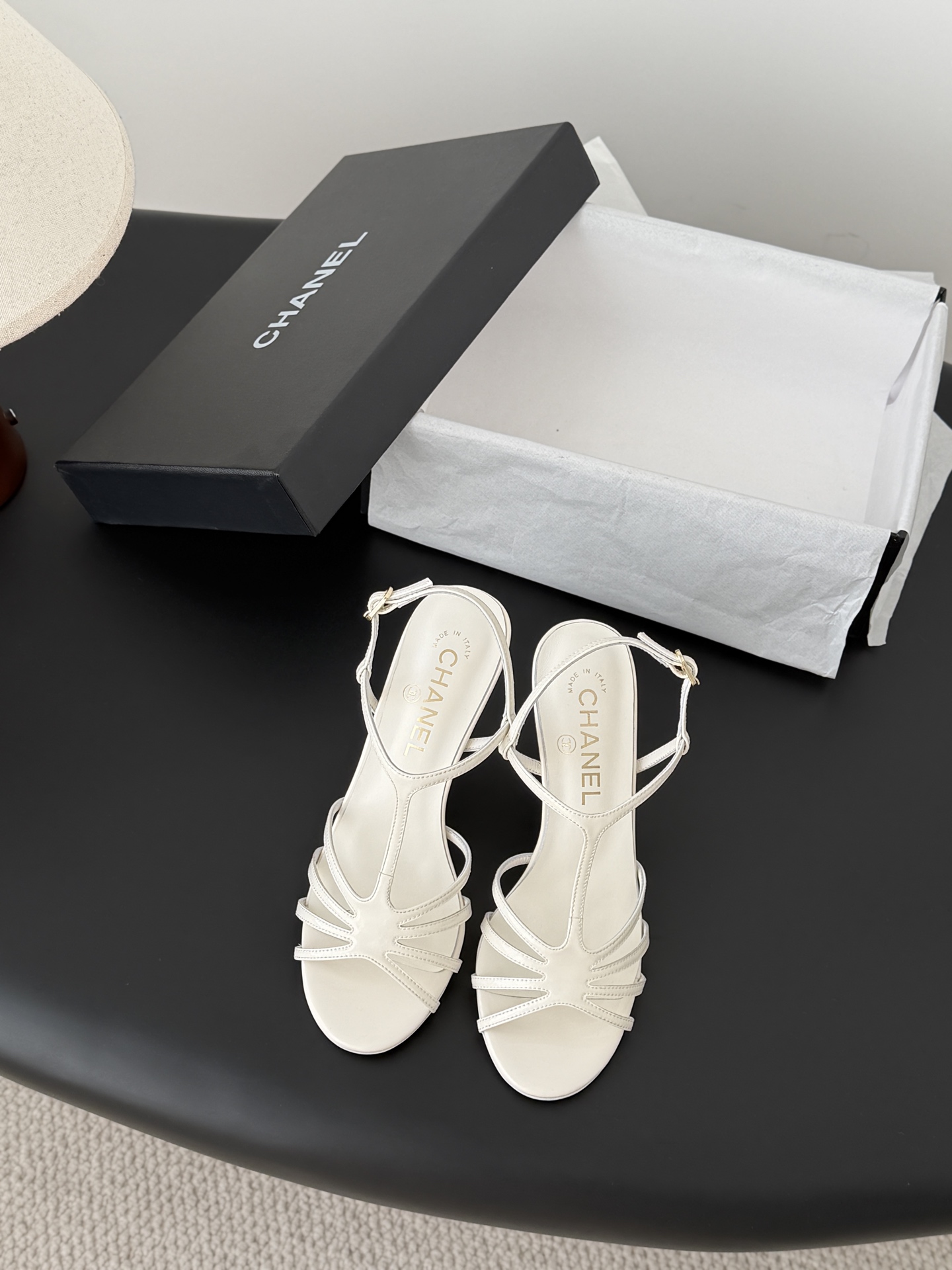 [Chanel] 26SS 샤넬 진주 굽 로마 스트랩 샌들 신발