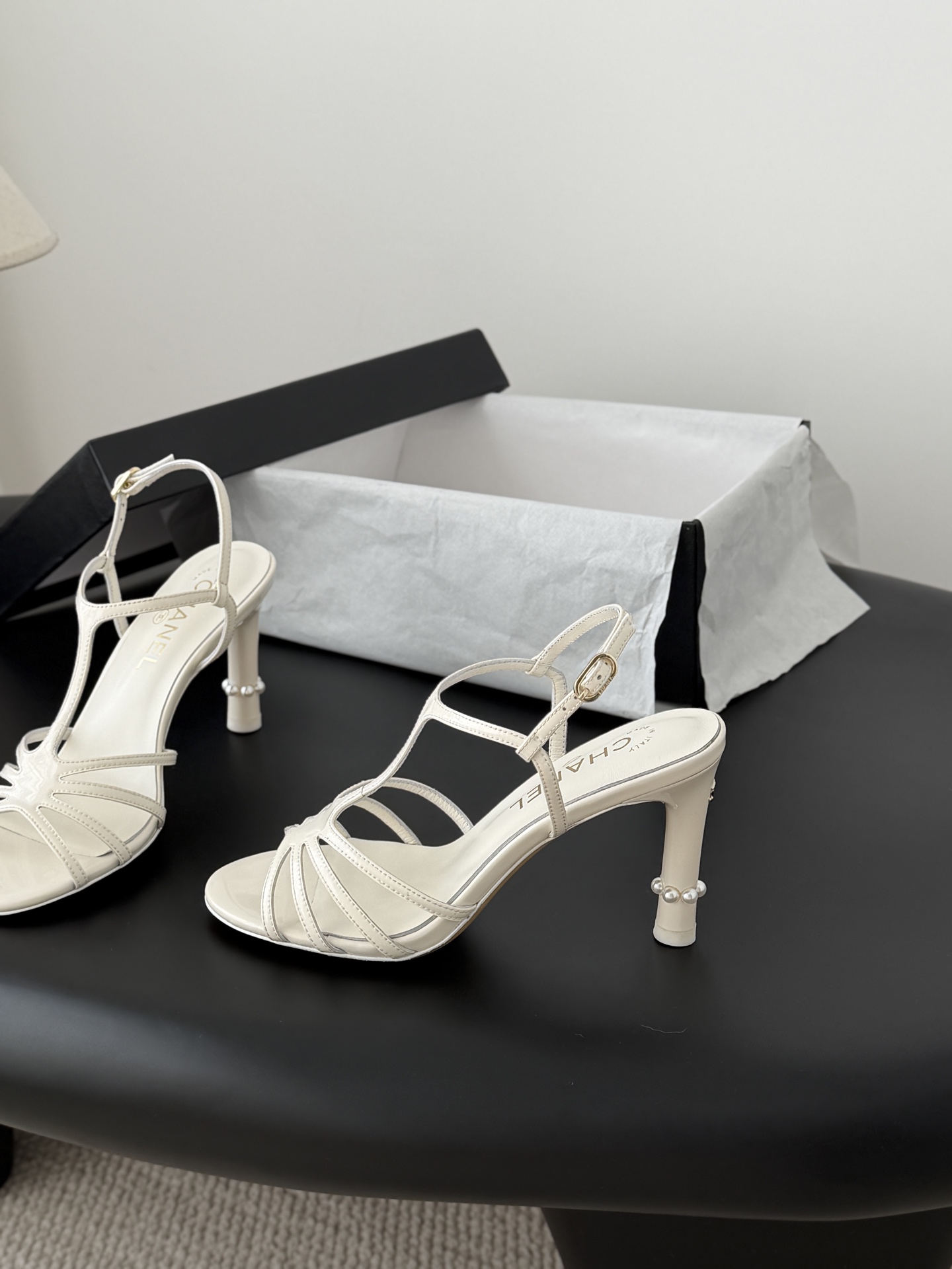 [Chanel] 26SS 샤넬 진주 굽 로마 스트랩 샌들 신발
