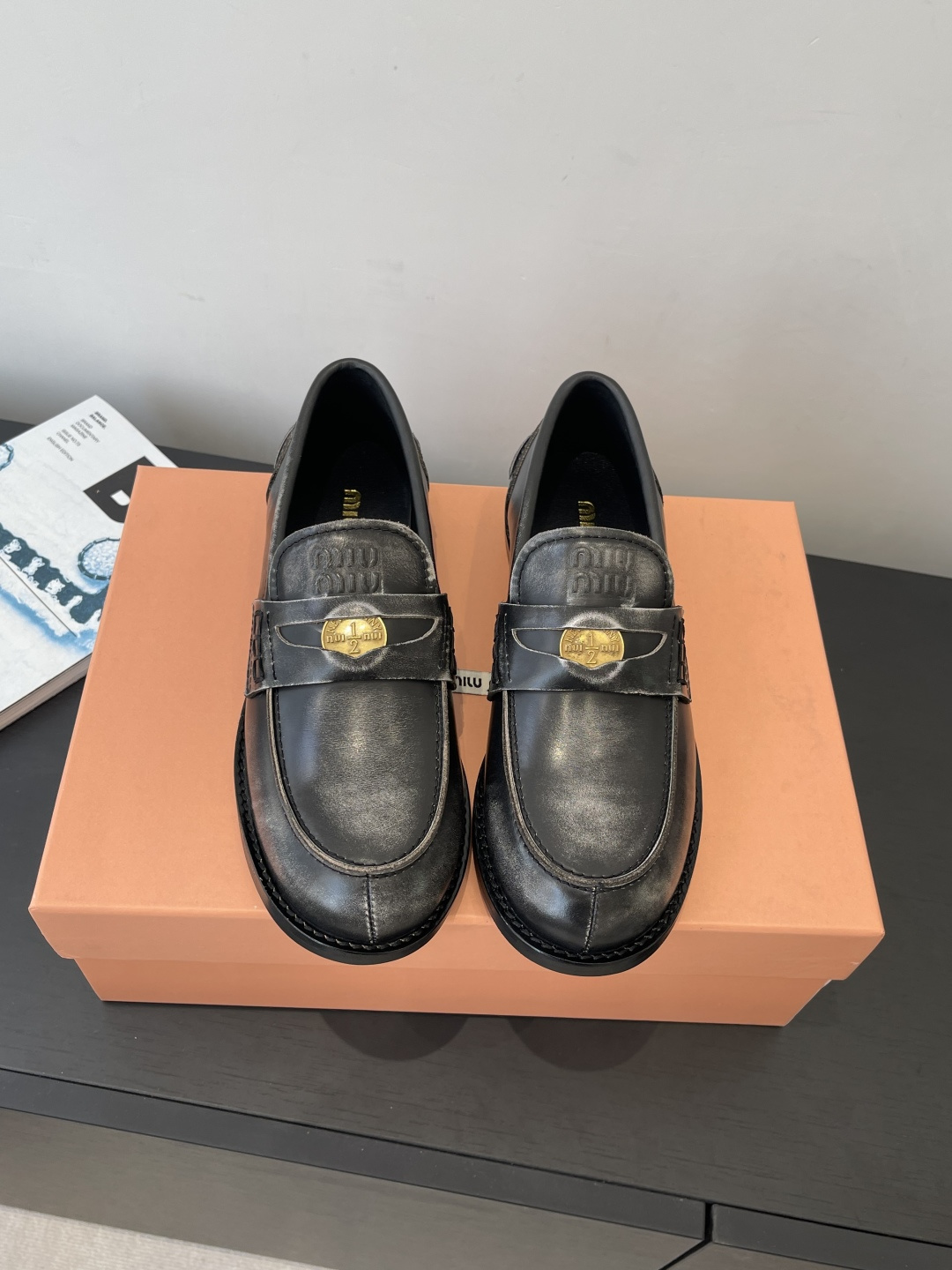 miumiu 미우미우 럭키 코인 레더 로퍼 구두 신발