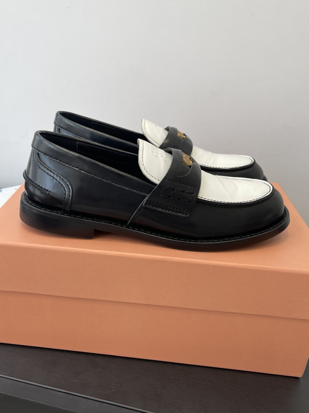 miumiu 미우미우 럭키 코인 레더 로퍼 구두 신발