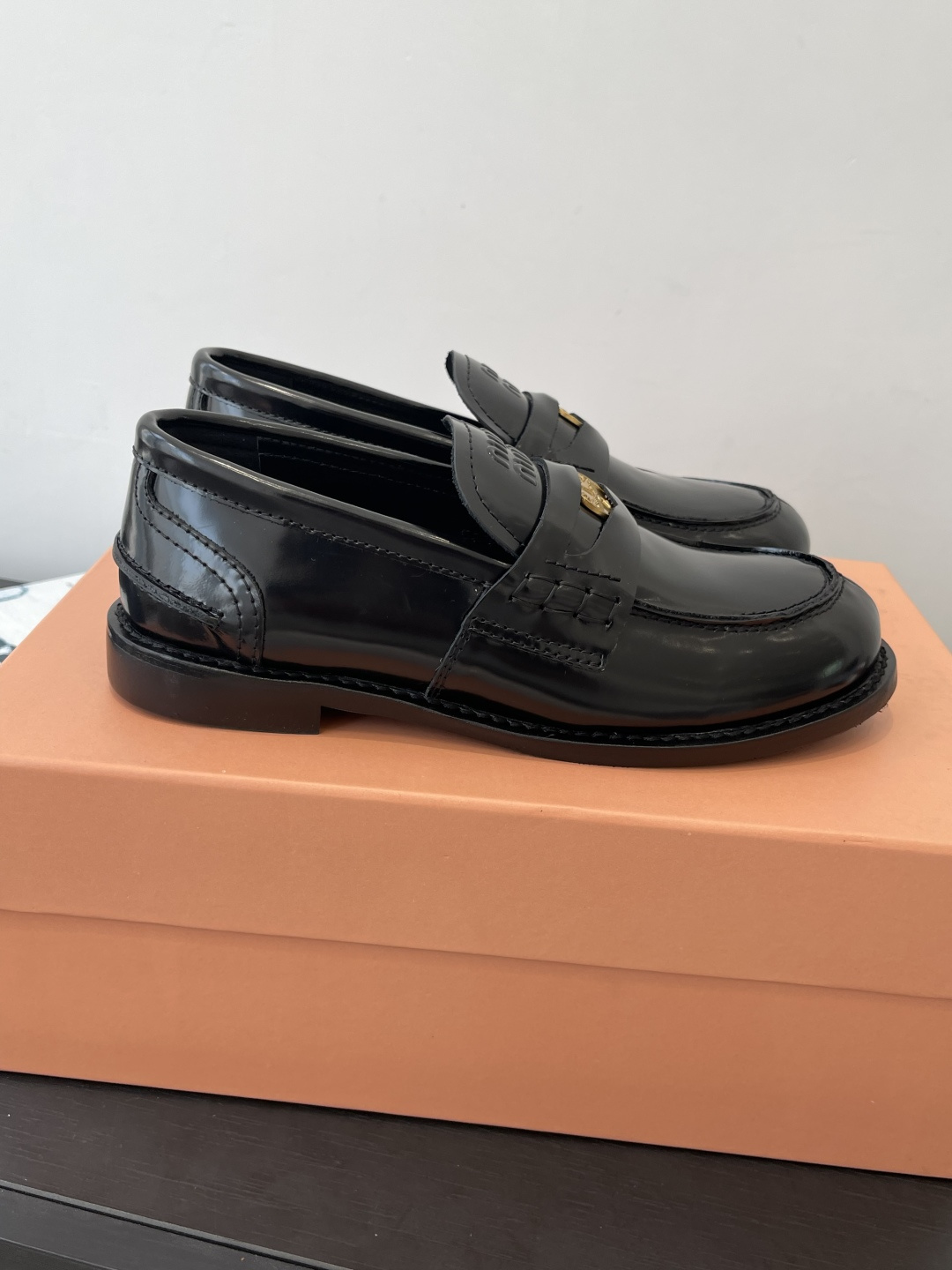 miumiu 미우미우 럭키 코인 레더 로퍼 구두 신발