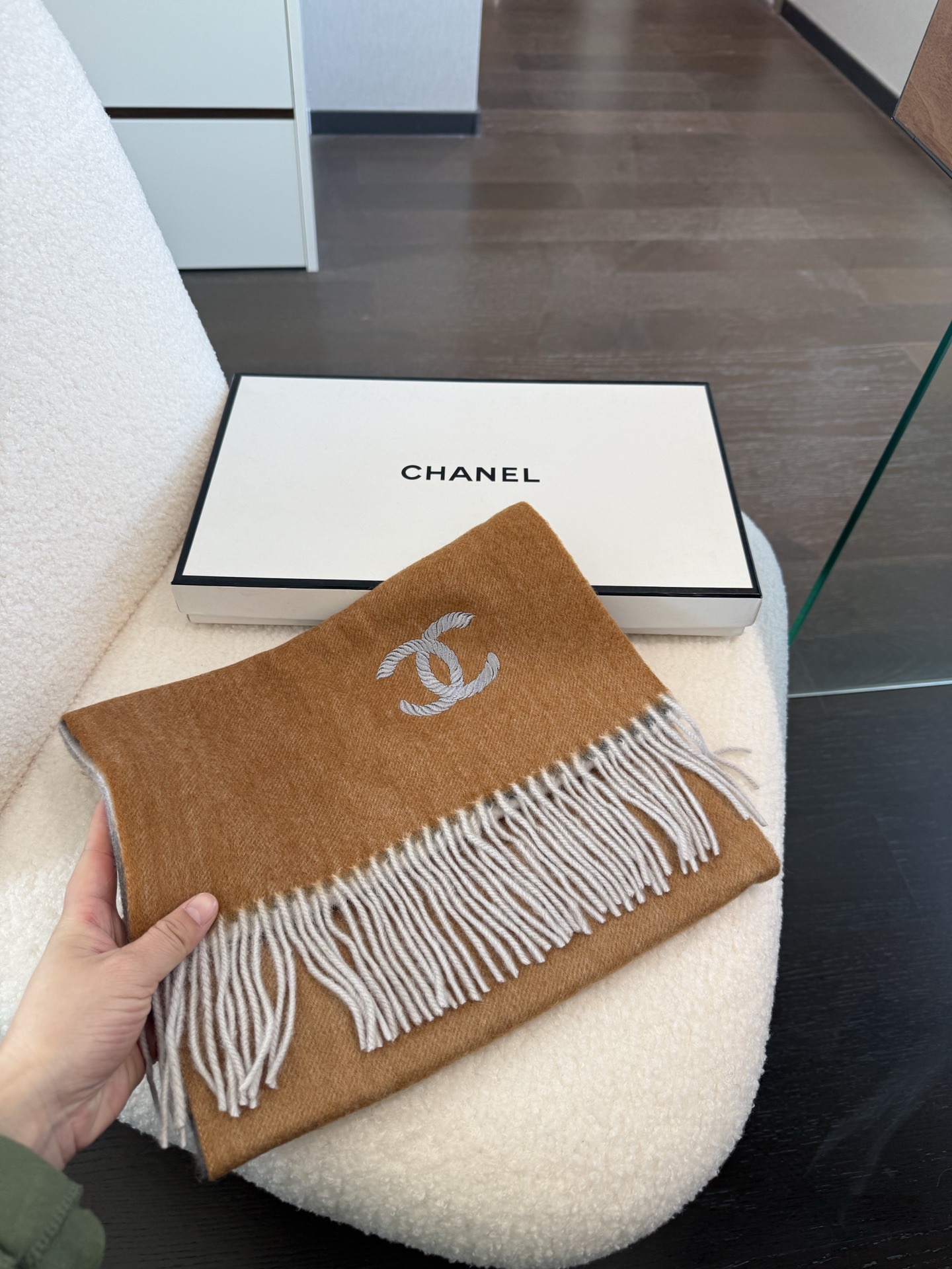 샤넬(CHANEL) 클래식 로고 머플러 목도리 스카프