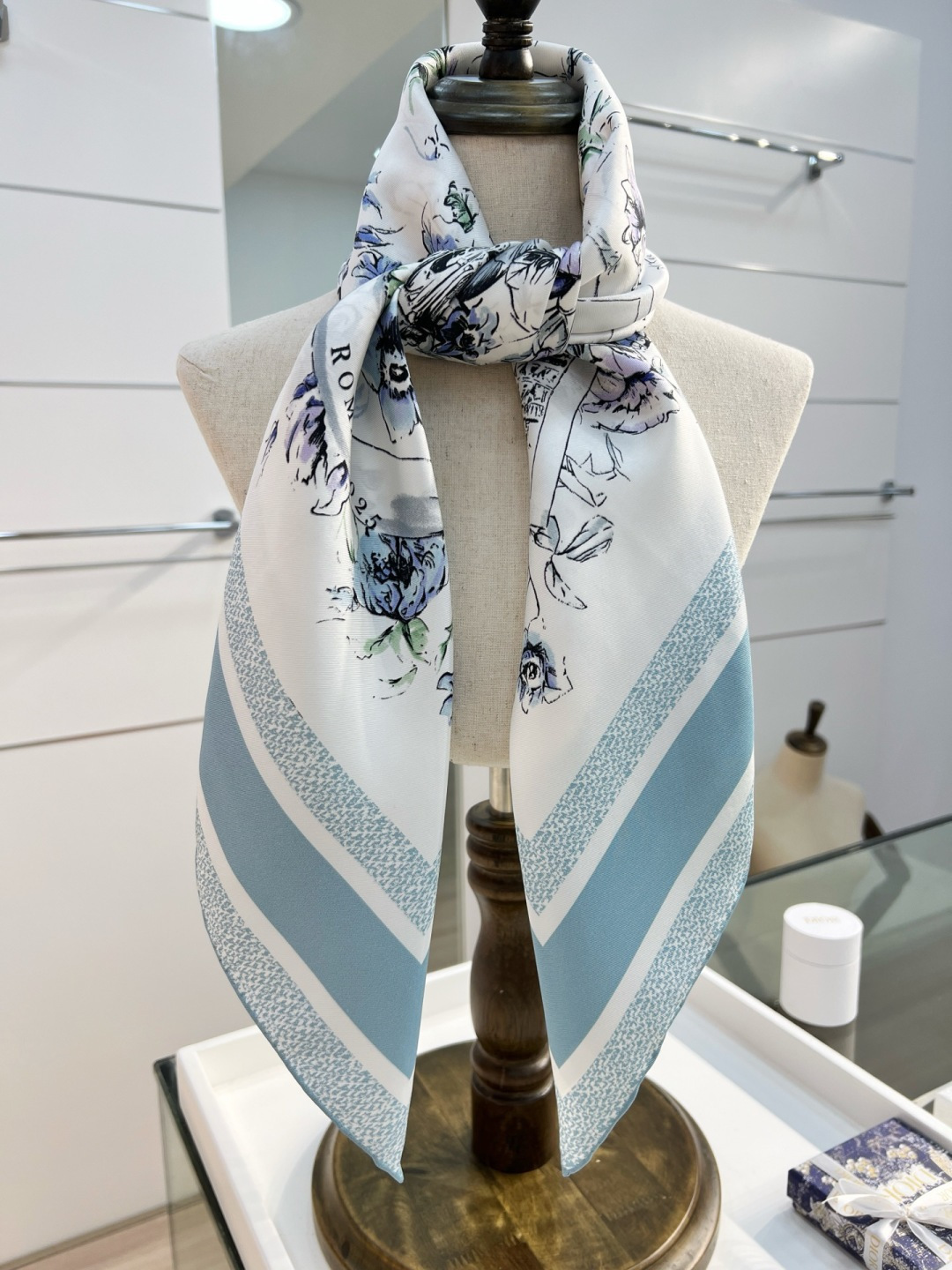 디올(DIOR) Souvenir de Rome 실크 목도리 스카프