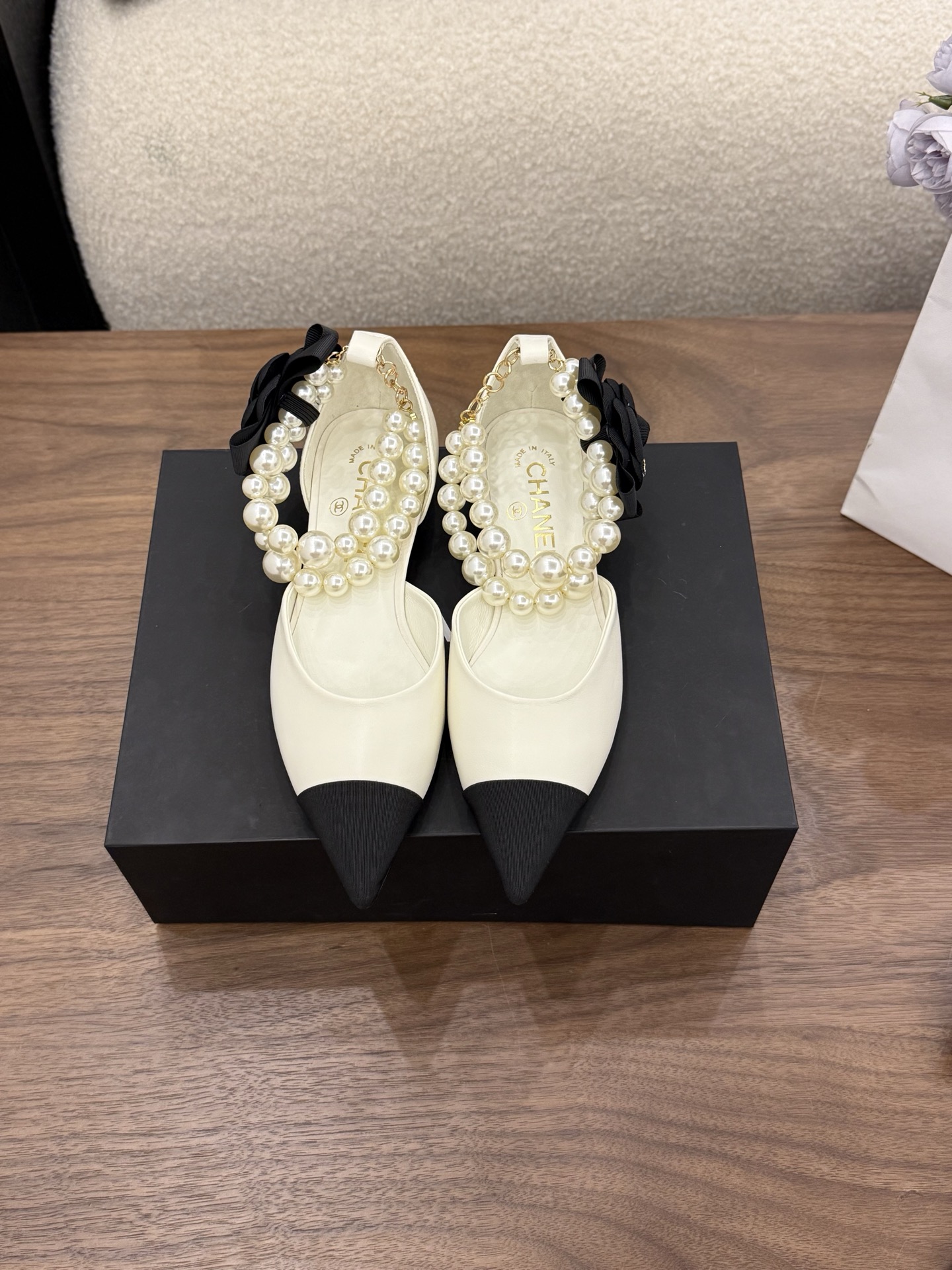 샤넬(CHANEL) 26 신상 까멜리아 펄 체인 샌들 신발