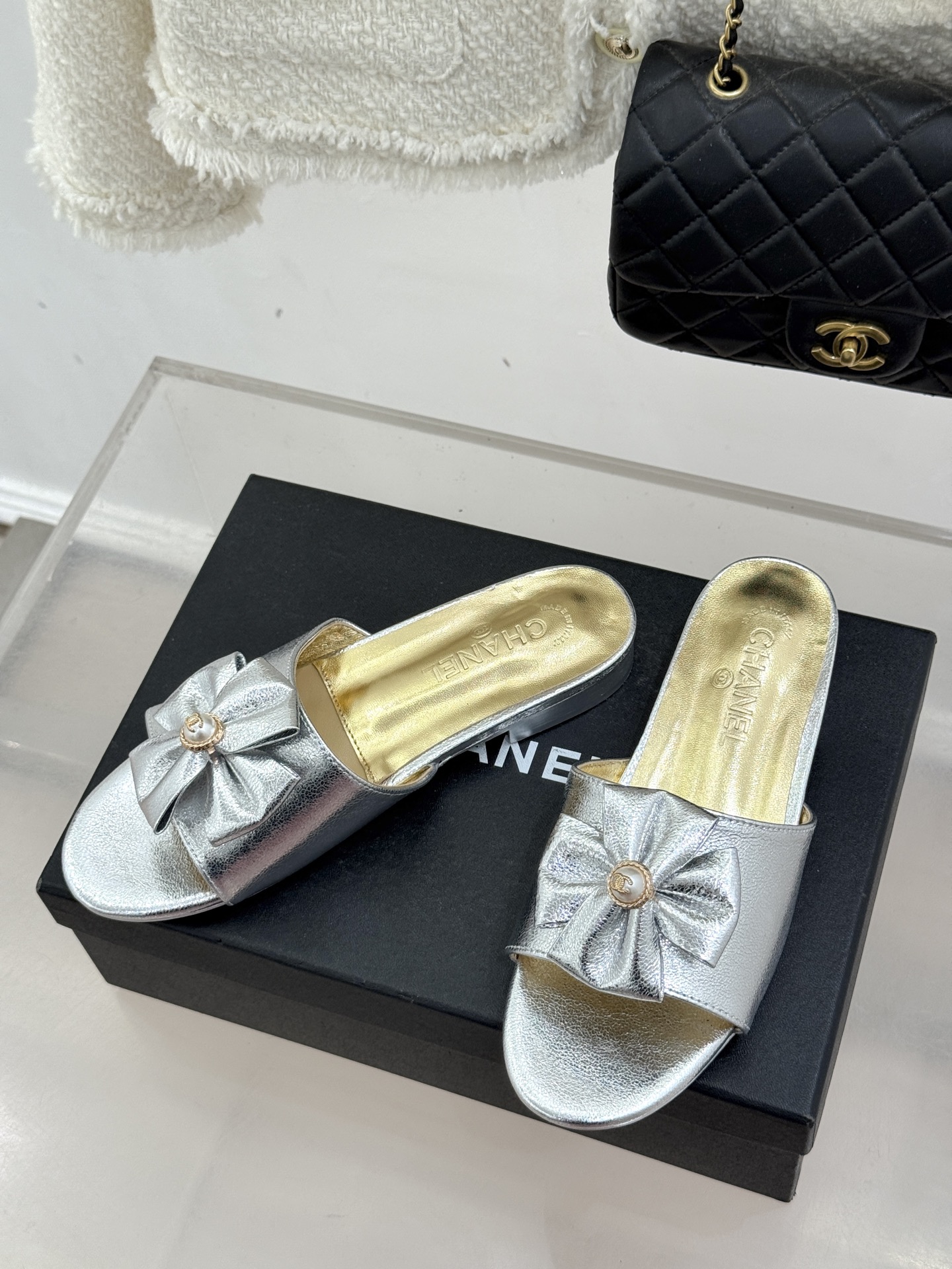 Chanel 샤넬 26C 더블 리본 스톤 로고 플랫 슬리퍼 샌들 신발