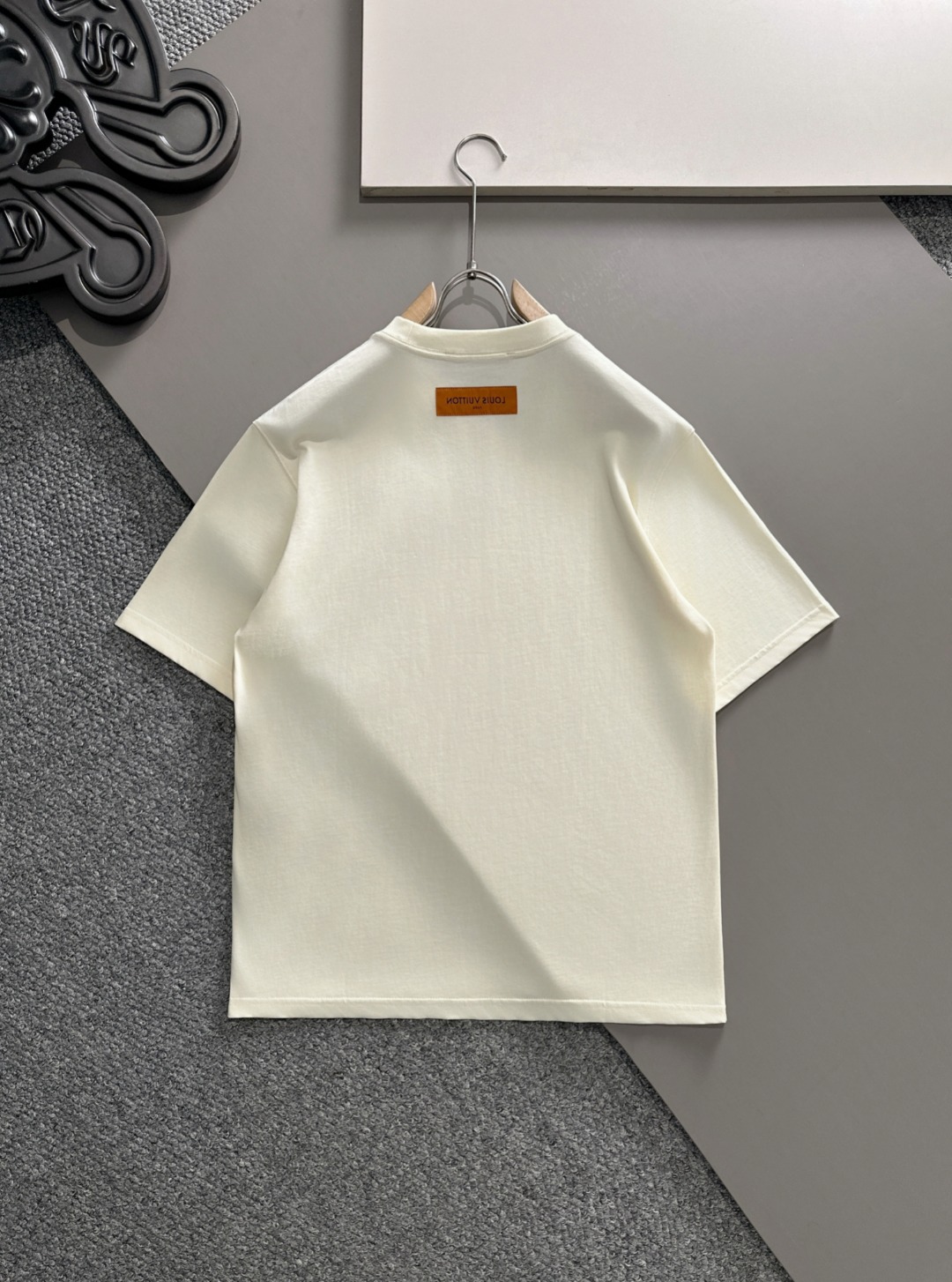 루이비통(LV) 시그니처 로고 라운드 반팔 티셔츠 의류