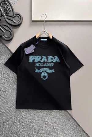 프라다(PRADA) 시그니처 로고 라운드 반팔 티셔츠 의류