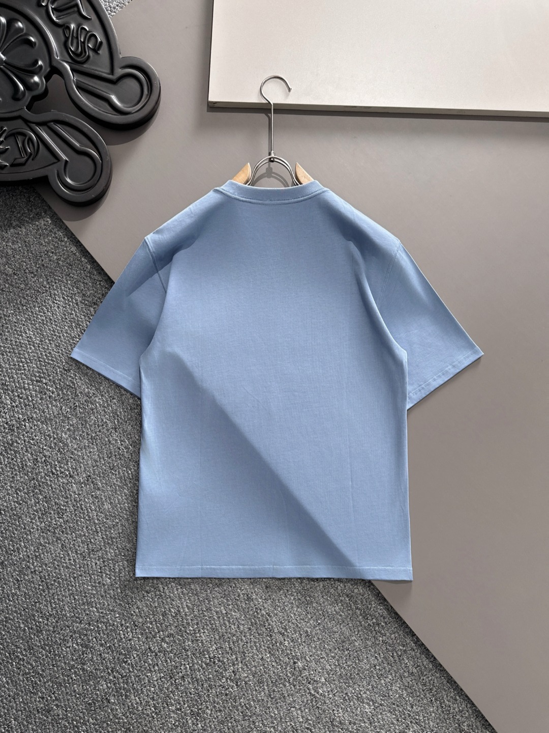 프라다(PRADA) 시그니처 로고 라운드 반팔 티셔츠 의류