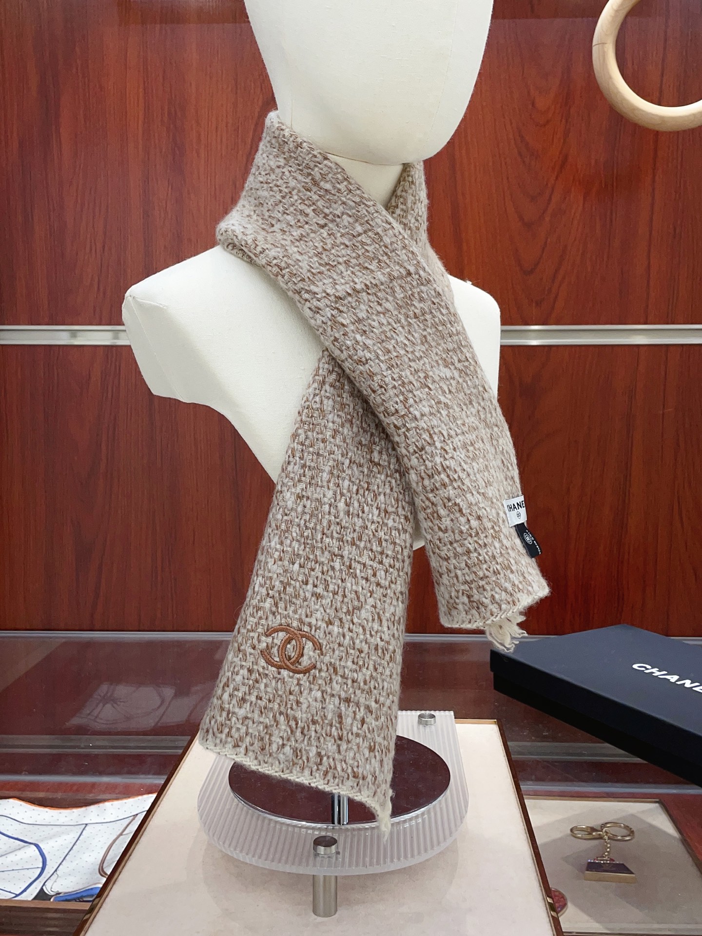 샤넬(CHANEL) 자수 포인트 숏 머플러 목도리 스카프