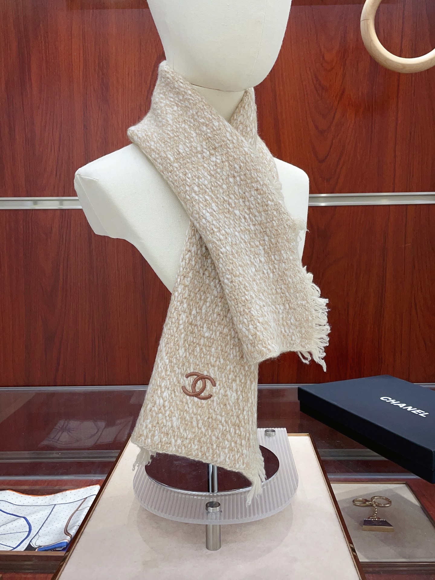 샤넬(CHANEL) 자수 포인트 숏 머플러 목도리 스카프