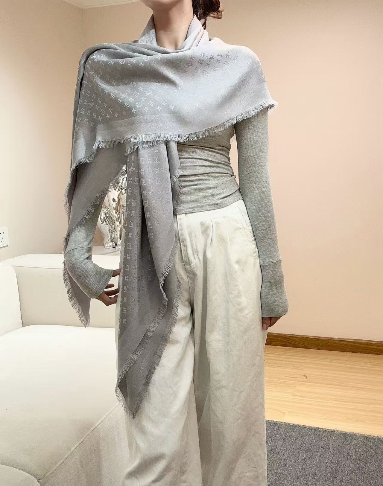 루이비통(LV) Petit Louis 모노그램 자카드 숄 목도리 스카프