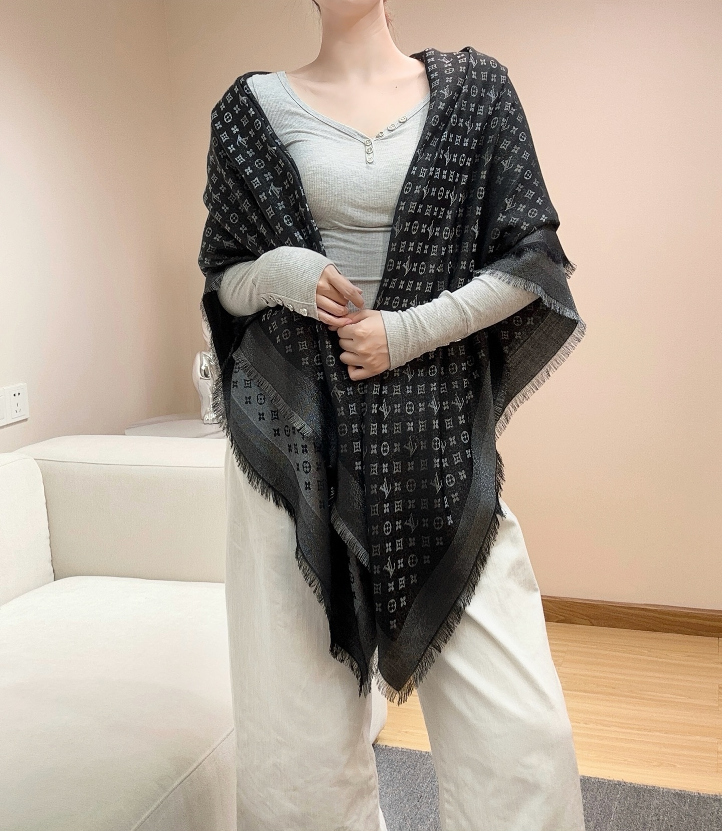 루이비통(LV) Petit Louis 모노그램 자카드 숄 목도리 스카프